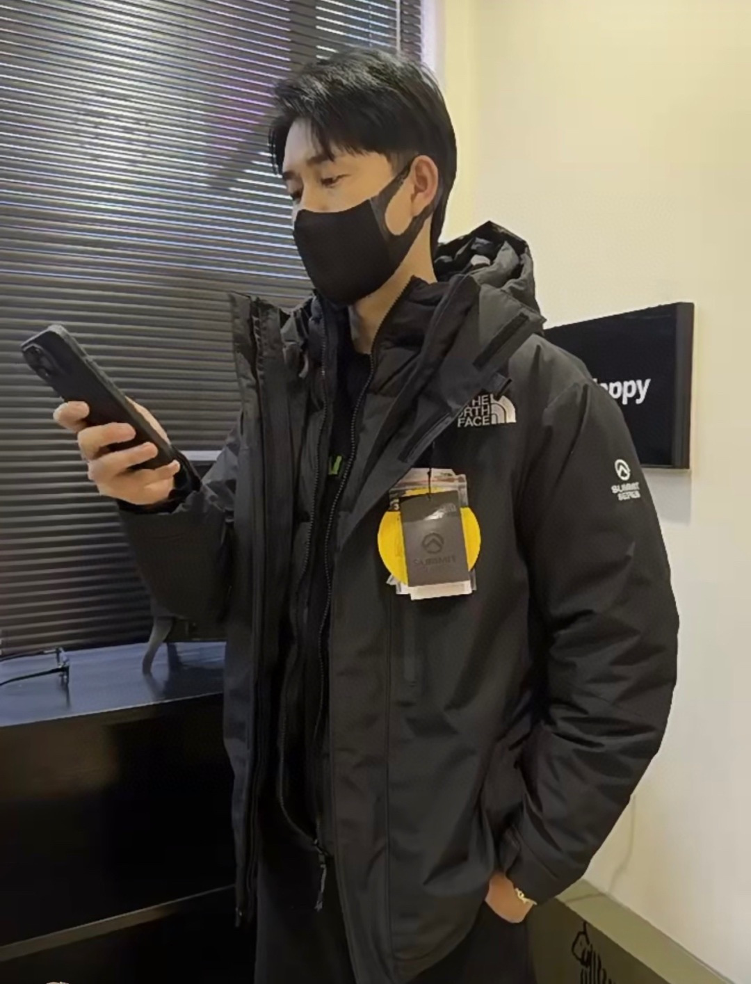 正品级💰680（下单备注颜色和码数！）三合一（内胆➕外套）
TNF 北面喜马拉雅三合一羽绒服 灰色GORE- TEX防风防水，外壳加厚  羽绒内胆轻薄  三效合一 ykk拉链无缝衔接，完美搭配。航天级，北面巅峰系列，三合一羽绒服。最强鸭绒冲锋衣，防风防雨，耐磨，多功能。
价格可以随意对比其他家 全网最低 东西跟市场流通货不是一种  
尺码：S M L XL XXL XXXL
颜色：黑色 藏蓝色 灰色