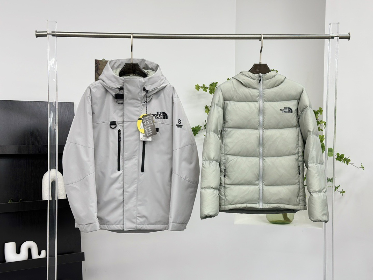 正品级💰680（下单备注颜色和码数！）三合一（内胆➕外套）
TNF 北面喜马拉雅三合一羽绒服 灰色GORE- TEX防风防水，外壳加厚  羽绒内胆轻薄  三效合一 ykk拉链无缝衔接，完美搭配。航天级，北面巅峰系列，三合一羽绒服。最强鸭绒冲锋衣，防风防雨，耐磨，多功能。
价格可以随意对比其他家 全网最低 东西跟市场流通货不是一种  
尺码：S M L XL XXL XXXL
颜色：黑色 藏蓝色 灰色