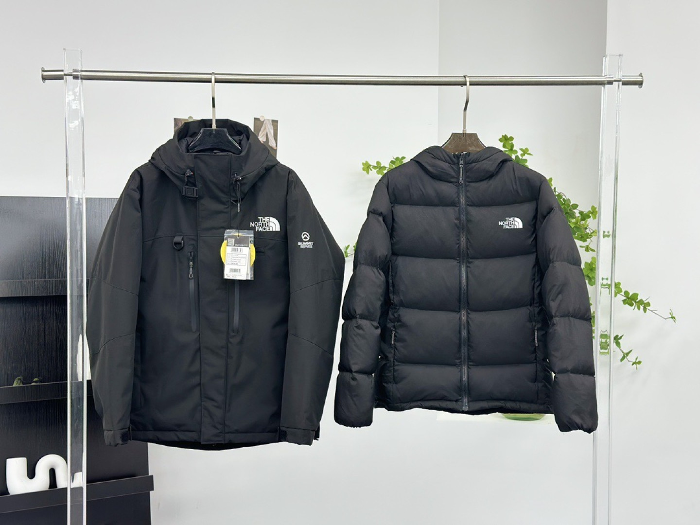 正品级💰680（下单备注颜色和码数！）三合一（内胆➕外套）
TNF 北面喜马拉雅三合一羽绒服 灰色GORE- TEX防风防水，外壳加厚  羽绒内胆轻薄  三效合一 ykk拉链无缝衔接，完美搭配。航天级，北面巅峰系列，三合一羽绒服。最强鸭绒冲锋衣，防风防雨，耐磨，多功能。
价格可以随意对比其他家 全网最低 东西跟市场流通货不是一种  
尺码：S M L XL XXL XXXL
颜色：黑色 藏蓝色 灰色