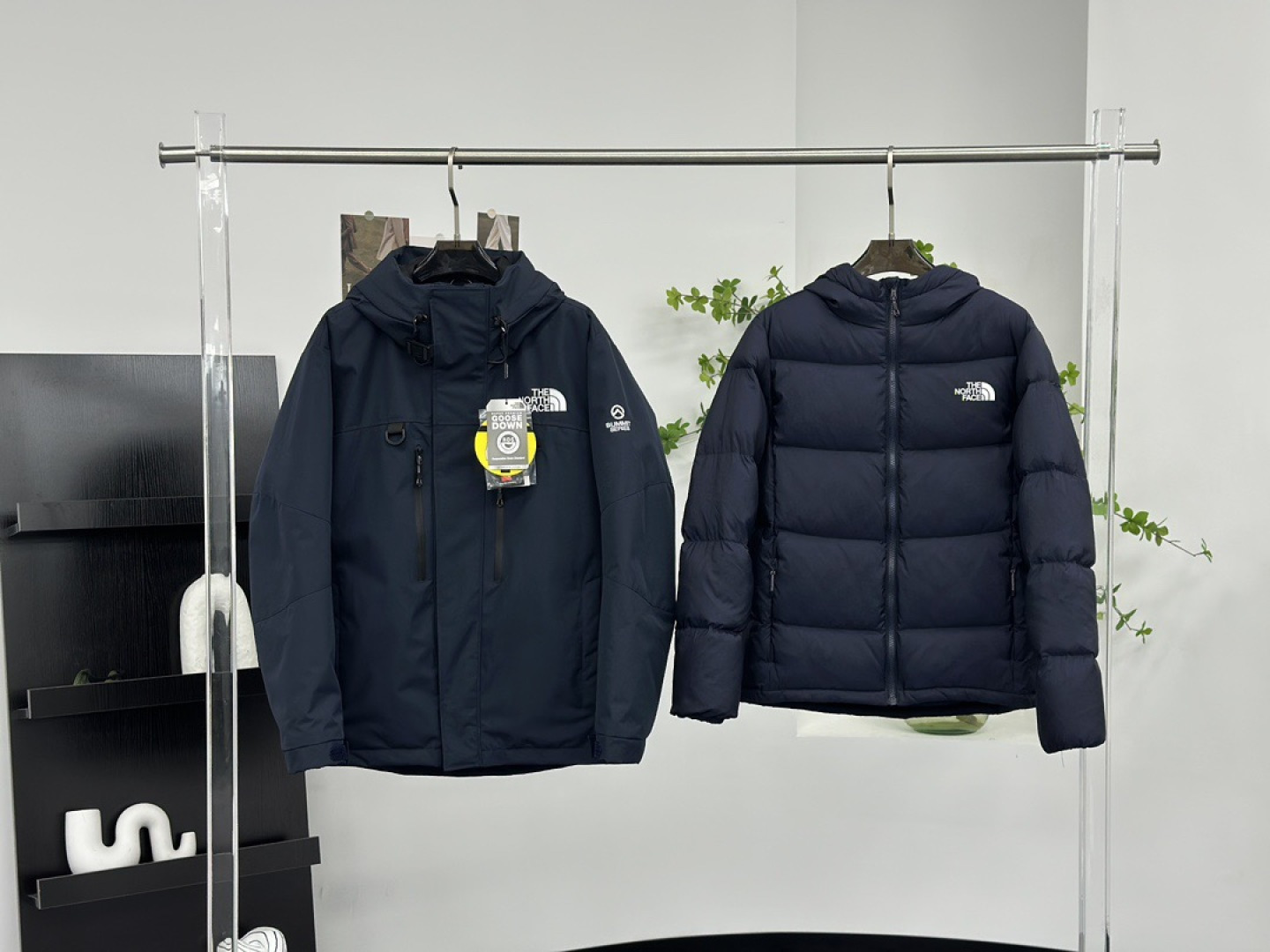 正品级💰680（下单备注颜色和码数！）三合一（内胆➕外套）
TNF 北面喜马拉雅三合一羽绒服 灰色GORE- TEX防风防水，外壳加厚  羽绒内胆轻薄  三效合一 ykk拉链无缝衔接，完美搭配。航天级，北面巅峰系列，三合一羽绒服。最强鸭绒冲锋衣，防风防雨，耐磨，多功能。
价格可以随意对比其他家 全网最低 东西跟市场流通货不是一种  
尺码：S M L XL XXL XXXL
颜色：黑色 藏蓝色 灰色