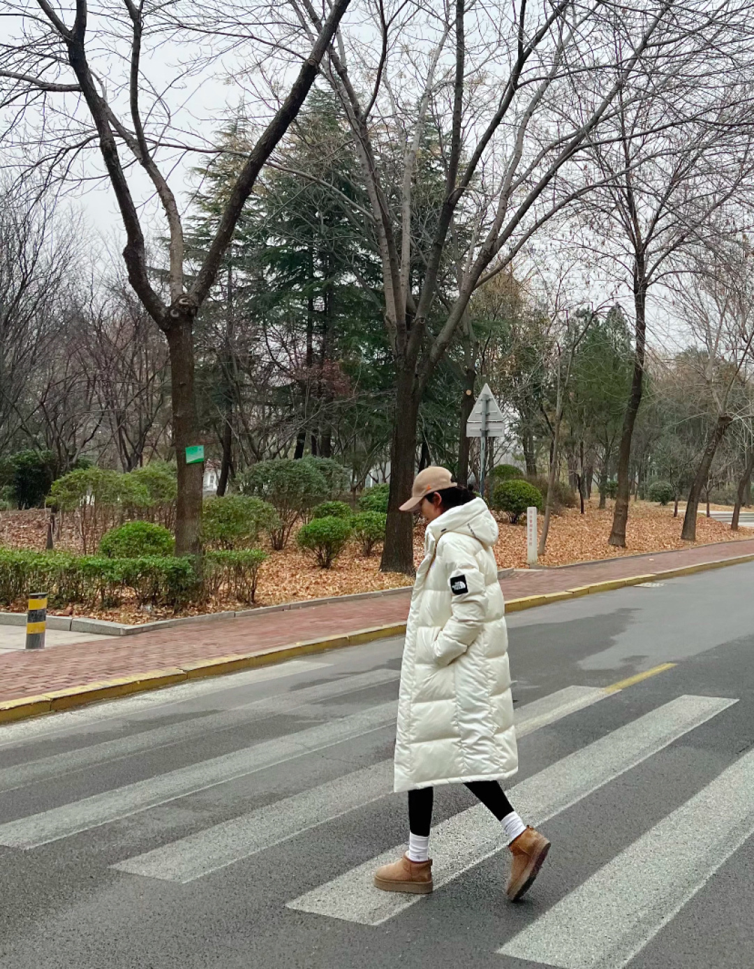 正品级💰480（下单备注颜色和码数！）𝗧𝗛𝗘 𝗡𝗢𝗥𝗧𝗛 𝗙𝗔𝗖𝗘｜北面长款印花系列  FW23/ 连帽羽绒服

产品配色：黑色 白色

码数：XS S M L XL XXL 

顶级原版复刻版本就是指目前国内最高版本（没有之一）（匠心做一件放到专柜就是ZP的衣服）

1⃣️ 进口barudan/百灵达绣花机定制万针电绣，采用进口7号针，进口绣线，保证每字饱满、立体、清晰，可称最贵绣标！

2⃣️采用国标90白鸭绒填充，保暖性能更出色，轻便不厚重，压缩后的蓬松度恢复性好！ 

3⃣️原厂定制40D格子四级防水布料，独家采用原版一致单层布料做法【非市面通货内加胆布】，采用单层布料考验了布料及羽绒必须要达标，防止跑绒，并保证手感及膨松度，内里采用尼龙nylon双重双层封禁设计，不会出现任何跑绒现象，内置抽拉绳扣的可调节下摆，可防风防寒！ 

4⃣️拉链采用吉田YKK原厂定制，刻字清晰，质感完美顺滑.

5⃣️辅料及扣子均采用原版一样铜芯弹簧【非市面铁芯弹簧】

北面羽绒服，不吹嘘，目前能比我们做的更好的几乎没有！
用心做一件原版产品，让每一位客户有底气去给他的客户介绍说：这个是国内最顶级复刻版本。
好的产品不需要过多软文去衬托，
只有垃圾产品才会吹嘘：原单ZP 用洒洒洋洋几千字来打动消费者！
虽是F货但不输ZP！
支持15天无理由退货（不影响二次销售）
