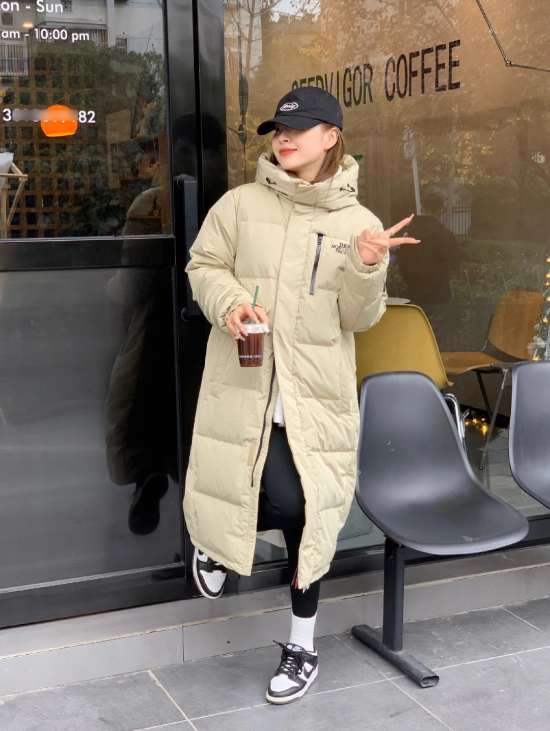 正品级💰480（下单备注颜色和码数！）𝗧𝗛𝗘 𝗡𝗢𝗥𝗧𝗛 𝗙𝗔𝗖𝗘｜北面长款印花系列  FW23/ 连帽羽绒服

产品配色：黑色 白色

码数：XS S M L XL XXL 

顶级原版复刻版本就是指目前国内最高版本（没有之一）（匠心做一件放到专柜就是ZP的衣服）

1⃣️ 进口barudan/百灵达绣花机定制万针电绣，采用进口7号针，进口绣线，保证每字饱满、立体、清晰，可称最贵绣标！

2⃣️采用国标90白鸭绒填充，保暖性能更出色，轻便不厚重，压缩后的蓬松度恢复性好！ 

3⃣️原厂定制40D格子四级防水布料，独家采用原版一致单层布料做法【非市面通货内加胆布】，采用单层布料考验了布料及羽绒必须要达标，防止跑绒，并保证手感及膨松度，内里采用尼龙nylon双重双层封禁设计，不会出现任何跑绒现象，内置抽拉绳扣的可调节下摆，可防风防寒！ 

4⃣️拉链采用吉田YKK原厂定制，刻字清晰，质感完美顺滑.

5⃣️辅料及扣子均采用原版一样铜芯弹簧【非市面铁芯弹簧】

北面羽绒服，不吹嘘，目前能比我们做的更好的几乎没有！
用心做一件原版产品，让每一位客户有底气去给他的客户介绍说：这个是国内最顶级复刻版本。
好的产品不需要过多软文去衬托，
只有垃圾产品才会吹嘘：原单ZP 用洒洒洋洋几千字来打动消费者！
虽是F货但不输ZP！
支持15天无理由退货（不影响二次销售）
