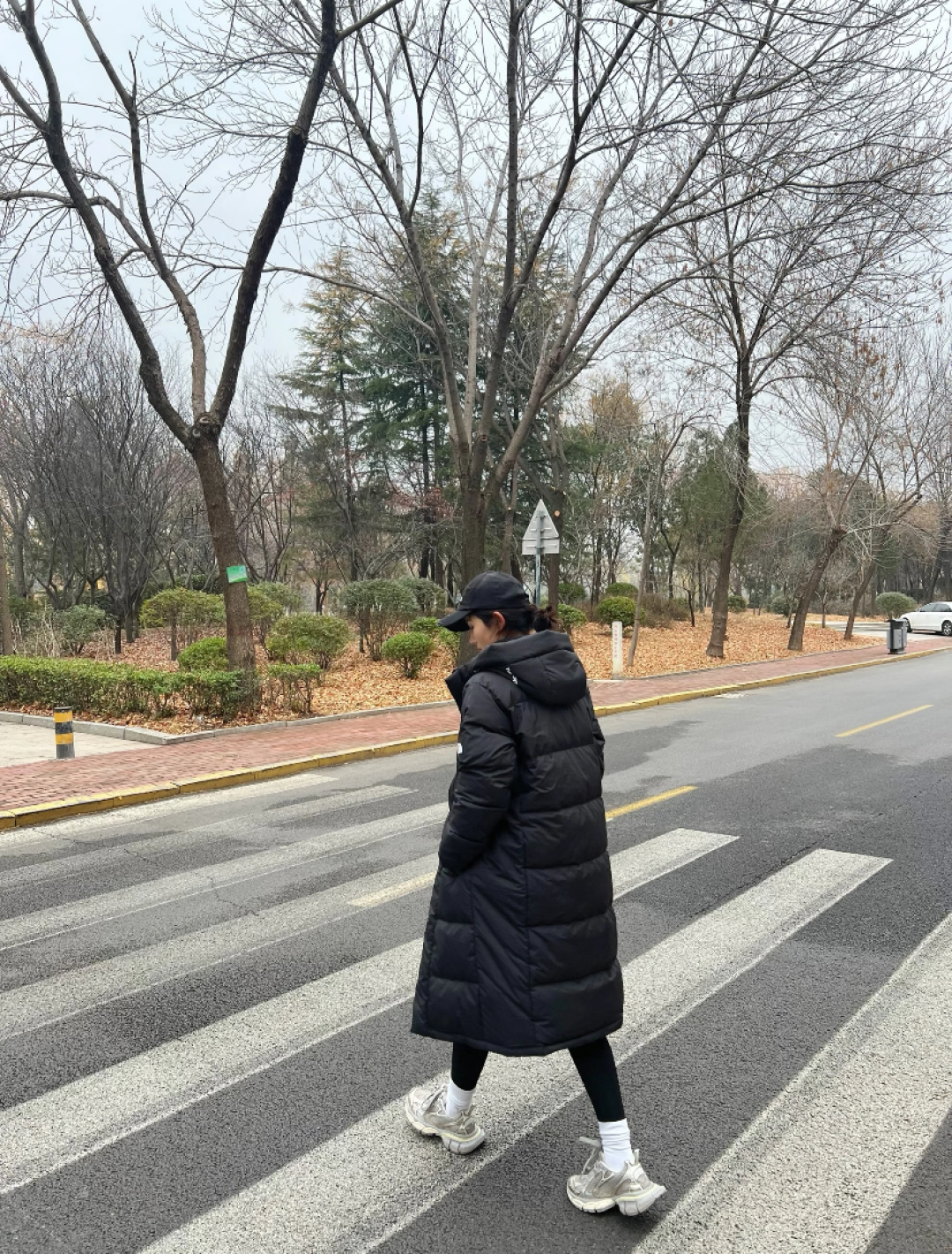 正品级💰480（下单备注颜色和码数！）𝗧𝗛𝗘 𝗡𝗢𝗥𝗧𝗛 𝗙𝗔𝗖𝗘｜北面长款印花系列  FW23/ 连帽羽绒服

产品配色：黑色 白色

码数：XS S M L XL XXL 

顶级原版复刻版本就是指目前国内最高版本（没有之一）（匠心做一件放到专柜就是ZP的衣服）

1⃣️ 进口barudan/百灵达绣花机定制万针电绣，采用进口7号针，进口绣线，保证每字饱满、立体、清晰，可称最贵绣标！

2⃣️采用国标90白鸭绒填充，保暖性能更出色，轻便不厚重，压缩后的蓬松度恢复性好！ 

3⃣️原厂定制40D格子四级防水布料，独家采用原版一致单层布料做法【非市面通货内加胆布】，采用单层布料考验了布料及羽绒必须要达标，防止跑绒，并保证手感及膨松度，内里采用尼龙nylon双重双层封禁设计，不会出现任何跑绒现象，内置抽拉绳扣的可调节下摆，可防风防寒！ 

4⃣️拉链采用吉田YKK原厂定制，刻字清晰，质感完美顺滑.

5⃣️辅料及扣子均采用原版一样铜芯弹簧【非市面铁芯弹簧】

北面羽绒服，不吹嘘，目前能比我们做的更好的几乎没有！
用心做一件原版产品，让每一位客户有底气去给他的客户介绍说：这个是国内最顶级复刻版本。
好的产品不需要过多软文去衬托，
只有垃圾产品才会吹嘘：原单ZP 用洒洒洋洋几千字来打动消费者！
虽是F货但不输ZP！
支持15天无理由退货（不影响二次销售）
