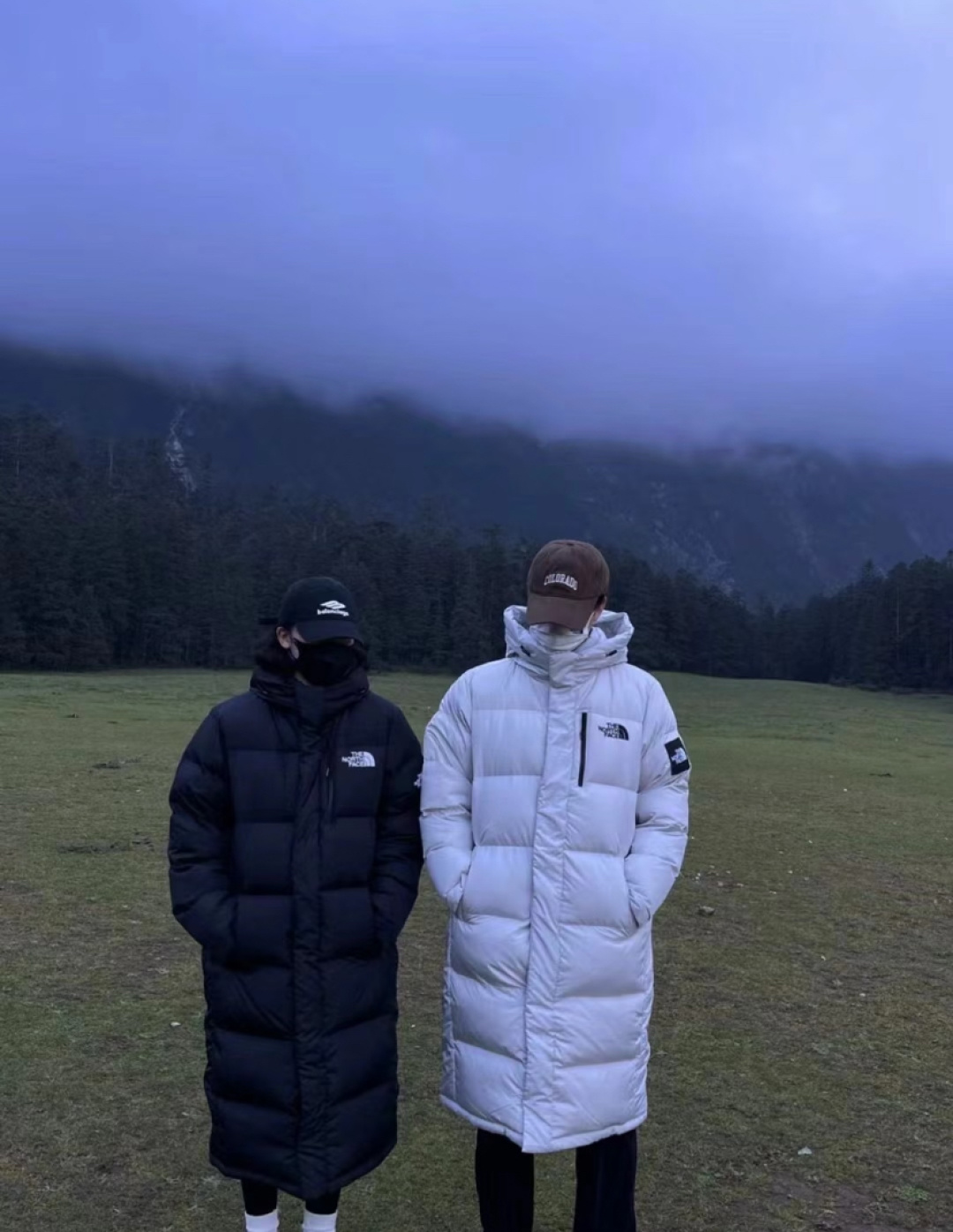 正品级💰480（下单备注颜色和码数！）𝗧𝗛𝗘 𝗡𝗢𝗥𝗧𝗛 𝗙𝗔𝗖𝗘｜北面长款印花系列  FW23/ 连帽羽绒服

产品配色：黑色 白色

码数：XS S M L XL XXL 

顶级原版复刻版本就是指目前国内最高版本（没有之一）（匠心做一件放到专柜就是ZP的衣服）

1⃣️ 进口barudan/百灵达绣花机定制万针电绣，采用进口7号针，进口绣线，保证每字饱满、立体、清晰，可称最贵绣标！

2⃣️采用国标90白鸭绒填充，保暖性能更出色，轻便不厚重，压缩后的蓬松度恢复性好！ 

3⃣️原厂定制40D格子四级防水布料，独家采用原版一致单层布料做法【非市面通货内加胆布】，采用单层布料考验了布料及羽绒必须要达标，防止跑绒，并保证手感及膨松度，内里采用尼龙nylon双重双层封禁设计，不会出现任何跑绒现象，内置抽拉绳扣的可调节下摆，可防风防寒！ 

4⃣️拉链采用吉田YKK原厂定制，刻字清晰，质感完美顺滑.

5⃣️辅料及扣子均采用原版一样铜芯弹簧【非市面铁芯弹簧】

北面羽绒服，不吹嘘，目前能比我们做的更好的几乎没有！
用心做一件原版产品，让每一位客户有底气去给他的客户介绍说：这个是国内最顶级复刻版本。
好的产品不需要过多软文去衬托，
只有垃圾产品才会吹嘘：原单ZP 用洒洒洋洋几千字来打动消费者！
虽是F货但不输ZP！
支持15天无理由退货（不影响二次销售）
