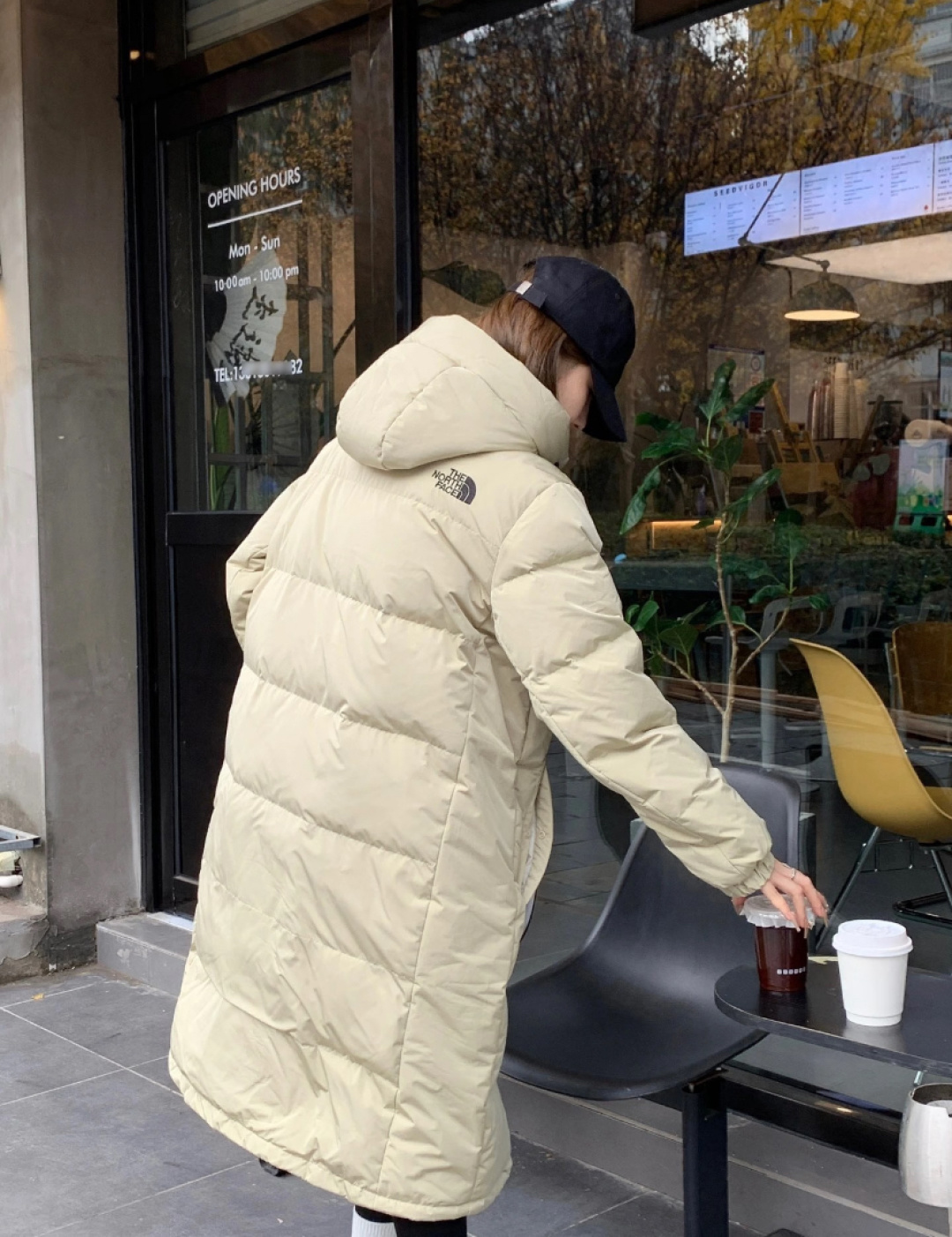 正品级💰480（下单备注颜色和码数！）𝗧𝗛𝗘 𝗡𝗢𝗥𝗧𝗛 𝗙𝗔𝗖𝗘｜北面长款印花系列  FW23/ 连帽羽绒服

产品配色：黑色 白色

码数：XS S M L XL XXL 

顶级原版复刻版本就是指目前国内最高版本（没有之一）（匠心做一件放到专柜就是ZP的衣服）

1⃣️ 进口barudan/百灵达绣花机定制万针电绣，采用进口7号针，进口绣线，保证每字饱满、立体、清晰，可称最贵绣标！

2⃣️采用国标90白鸭绒填充，保暖性能更出色，轻便不厚重，压缩后的蓬松度恢复性好！ 

3⃣️原厂定制40D格子四级防水布料，独家采用原版一致单层布料做法【非市面通货内加胆布】，采用单层布料考验了布料及羽绒必须要达标，防止跑绒，并保证手感及膨松度，内里采用尼龙nylon双重双层封禁设计，不会出现任何跑绒现象，内置抽拉绳扣的可调节下摆，可防风防寒！ 

4⃣️拉链采用吉田YKK原厂定制，刻字清晰，质感完美顺滑.

5⃣️辅料及扣子均采用原版一样铜芯弹簧【非市面铁芯弹簧】

北面羽绒服，不吹嘘，目前能比我们做的更好的几乎没有！
用心做一件原版产品，让每一位客户有底气去给他的客户介绍说：这个是国内最顶级复刻版本。
好的产品不需要过多软文去衬托，
只有垃圾产品才会吹嘘：原单ZP 用洒洒洋洋几千字来打动消费者！
虽是F货但不输ZP！
支持15天无理由退货（不影响二次销售）
