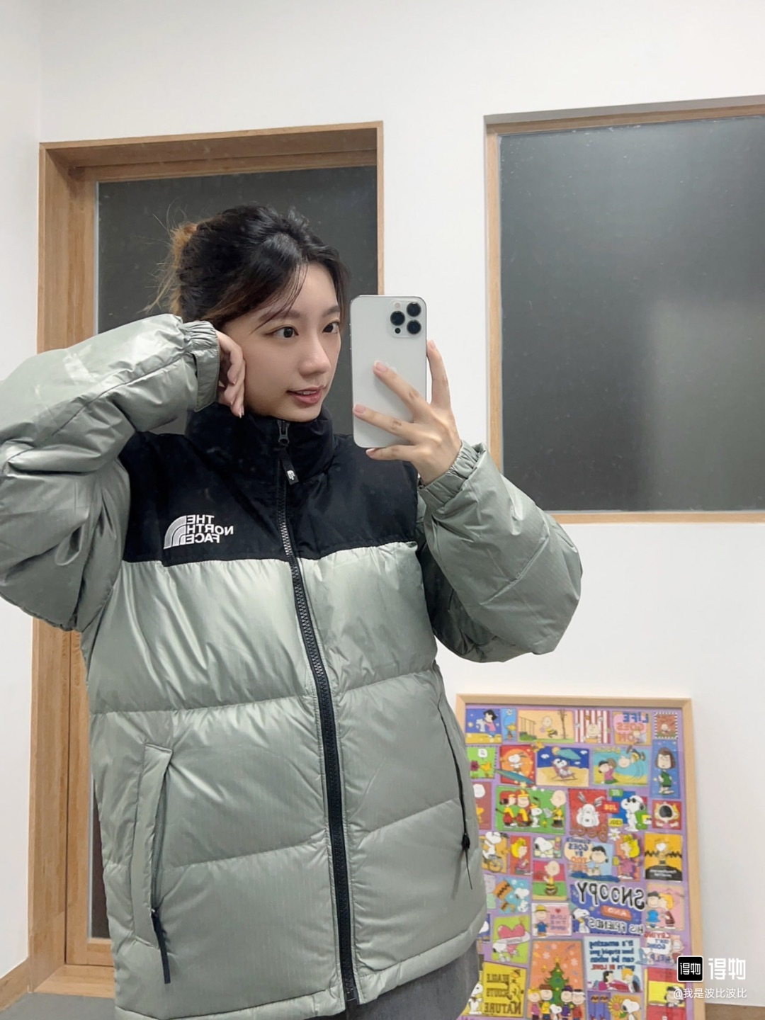 正品级💰450（下单备注颜色和码数！）𝗧𝗛𝗘 𝗡𝗢𝗥𝗧𝗛 𝗙𝗔𝗖𝗘｜北面大格子系列  Novelty Nu tse Down /连帽羽绒服

产品配色：黑色 白色 以太蓝 绿色 银色 

码数：XS S M L XL XXL

𝗧𝗵𝗲 𝗡𝗼𝗿𝘁𝗵 𝗙𝗮𝗰𝗲"的字面含义为山的最寒冷、最艰难一面。它也是𝗧𝗵𝗲 𝗡𝗼𝗿𝘁𝗵 𝗙𝗮𝗰𝗲"的产品能够发挥功能的地方。 𝗧𝗵𝗲 𝗡𝗼𝗿𝘁𝗵 𝗙𝗮𝗰𝗲。一直致力支持去发现亲近自然。赞助探险家们去征服那些遥远的,人类尚不可触及的角落。𝗧𝗵𝗲 𝗡𝗼𝗿𝘁𝗵 𝗙𝗮𝗰𝗲"的标识,取自于美国Yosemite优胜美地国家公园内的半圆页山Half Dome,这也是等岩爱好者们擎爬花岗石的终极目标。 

顶级原版复刻版本就是指目前国内最高版本（没有之一）（匠心做一件放到专柜就是Z 的衣服）

1⃣️ 进口barudan/百灵达绣花机定制万针电绣，采用进口7号针，进口绣线，保证每字饱满、立体、清晰，可称最贵绣标！

2⃣️采用国标90白鸭绒填充，保暖性能更出色，轻便不厚重，压缩后的蓬松度恢复性好！ 

3⃣️原厂定制40D格子四级防水布料，独家采用原版一致单层布料做法【非市面通货内加胆布】，采用单层布料考验了布料及羽绒必须要达标，防止跑绒，并保证手感及膨松度，内里采用尼龙nylon双重双层封禁设计，不会出现任何跑绒现象，内置抽拉绳扣的可调节下摆，可防风防寒！ 

4⃣️拉链采用吉田YKK原厂定制，刻字清晰，质感完美顺滑.

5⃣️辅料及扣子均采用原版一样铜芯弹簧【非市面铁芯弹簧】

北面羽绒服，不吹嘘，目前能比我们做的更好的几乎没有！
用心做一件原版产品，让每一位客户有底气去给他的客户介绍说：这个是国内最顶级复刻版本。
好的产品不需要过多软文去衬托，
只有垃圾产品才会吹嘘：原单Z  用洒洒洋洋几千字来打动消费者！
虽是F货但不输Z ！