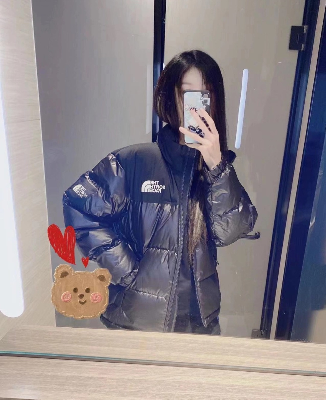 正品级💰450（下单备注颜色和码数！）𝗧𝗛𝗘 𝗡𝗢𝗥𝗧𝗛 𝗙𝗔𝗖𝗘｜北面大格子系列  Novelty Nu tse Down /连帽羽绒服

产品配色：黑色 白色 以太蓝 绿色 银色 

码数：XS S M L XL XXL

𝗧𝗵𝗲 𝗡𝗼𝗿𝘁𝗵 𝗙𝗮𝗰𝗲"的字面含义为山的最寒冷、最艰难一面。它也是𝗧𝗵𝗲 𝗡𝗼𝗿𝘁𝗵 𝗙𝗮𝗰𝗲"的产品能够发挥功能的地方。 𝗧𝗵𝗲 𝗡𝗼𝗿𝘁𝗵 𝗙𝗮𝗰𝗲。一直致力支持去发现亲近自然。赞助探险家们去征服那些遥远的,人类尚不可触及的角落。𝗧𝗵𝗲 𝗡𝗼𝗿𝘁𝗵 𝗙𝗮𝗰𝗲"的标识,取自于美国Yosemite优胜美地国家公园内的半圆页山Half Dome,这也是等岩爱好者们擎爬花岗石的终极目标。 

顶级原版复刻版本就是指目前国内最高版本（没有之一）（匠心做一件放到专柜就是Z 的衣服）

1⃣️ 进口barudan/百灵达绣花机定制万针电绣，采用进口7号针，进口绣线，保证每字饱满、立体、清晰，可称最贵绣标！

2⃣️采用国标90白鸭绒填充，保暖性能更出色，轻便不厚重，压缩后的蓬松度恢复性好！ 

3⃣️原厂定制40D格子四级防水布料，独家采用原版一致单层布料做法【非市面通货内加胆布】，采用单层布料考验了布料及羽绒必须要达标，防止跑绒，并保证手感及膨松度，内里采用尼龙nylon双重双层封禁设计，不会出现任何跑绒现象，内置抽拉绳扣的可调节下摆，可防风防寒！ 

4⃣️拉链采用吉田YKK原厂定制，刻字清晰，质感完美顺滑.

5⃣️辅料及扣子均采用原版一样铜芯弹簧【非市面铁芯弹簧】

北面羽绒服，不吹嘘，目前能比我们做的更好的几乎没有！
用心做一件原版产品，让每一位客户有底气去给他的客户介绍说：这个是国内最顶级复刻版本。
好的产品不需要过多软文去衬托，
只有垃圾产品才会吹嘘：原单Z  用洒洒洋洋几千字来打动消费者！
虽是F货但不输Z ！