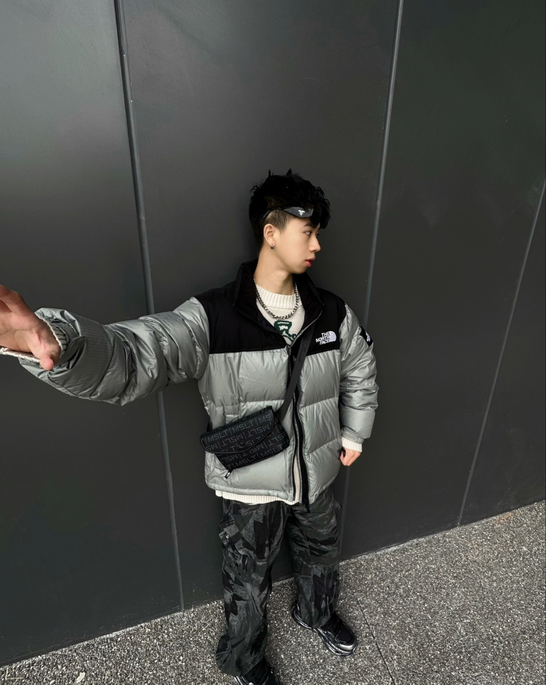 正品级💰450（下单备注颜色和码数！）𝗧𝗛𝗘 𝗡𝗢𝗥𝗧𝗛 𝗙𝗔𝗖𝗘｜北面大格子系列  Novelty Nu tse Down /连帽羽绒服

产品配色：黑色 白色 以太蓝 绿色 银色 

码数：XS S M L XL XXL

𝗧𝗵𝗲 𝗡𝗼𝗿𝘁𝗵 𝗙𝗮𝗰𝗲"的字面含义为山的最寒冷、最艰难一面。它也是𝗧𝗵𝗲 𝗡𝗼𝗿𝘁𝗵 𝗙𝗮𝗰𝗲"的产品能够发挥功能的地方。 𝗧𝗵𝗲 𝗡𝗼𝗿𝘁𝗵 𝗙𝗮𝗰𝗲。一直致力支持去发现亲近自然。赞助探险家们去征服那些遥远的,人类尚不可触及的角落。𝗧𝗵𝗲 𝗡𝗼𝗿𝘁𝗵 𝗙𝗮𝗰𝗲"的标识,取自于美国Yosemite优胜美地国家公园内的半圆页山Half Dome,这也是等岩爱好者们擎爬花岗石的终极目标。 

顶级原版复刻版本就是指目前国内最高版本（没有之一）（匠心做一件放到专柜就是Z 的衣服）

1⃣️ 进口barudan/百灵达绣花机定制万针电绣，采用进口7号针，进口绣线，保证每字饱满、立体、清晰，可称最贵绣标！

2⃣️采用国标90白鸭绒填充，保暖性能更出色，轻便不厚重，压缩后的蓬松度恢复性好！ 

3⃣️原厂定制40D格子四级防水布料，独家采用原版一致单层布料做法【非市面通货内加胆布】，采用单层布料考验了布料及羽绒必须要达标，防止跑绒，并保证手感及膨松度，内里采用尼龙nylon双重双层封禁设计，不会出现任何跑绒现象，内置抽拉绳扣的可调节下摆，可防风防寒！ 

4⃣️拉链采用吉田YKK原厂定制，刻字清晰，质感完美顺滑.

5⃣️辅料及扣子均采用原版一样铜芯弹簧【非市面铁芯弹簧】

北面羽绒服，不吹嘘，目前能比我们做的更好的几乎没有！
用心做一件原版产品，让每一位客户有底气去给他的客户介绍说：这个是国内最顶级复刻版本。
好的产品不需要过多软文去衬托，
只有垃圾产品才会吹嘘：原单Z  用洒洒洋洋几千字来打动消费者！
虽是F货但不输Z ！