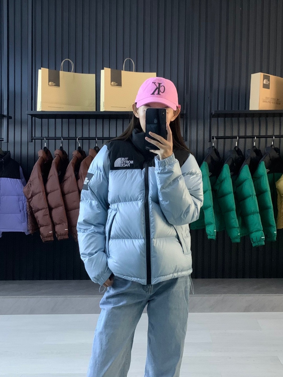 正品级💰450（下单备注颜色和码数！）𝗧𝗛𝗘 𝗡𝗢𝗥𝗧𝗛 𝗙𝗔𝗖𝗘｜北面大格子系列  Novelty Nu tse Down /连帽羽绒服

产品配色：黑色 白色 以太蓝 绿色 银色 

码数：XS S M L XL XXL

𝗧𝗵𝗲 𝗡𝗼𝗿𝘁𝗵 𝗙𝗮𝗰𝗲"的字面含义为山的最寒冷、最艰难一面。它也是𝗧𝗵𝗲 𝗡𝗼𝗿𝘁𝗵 𝗙𝗮𝗰𝗲"的产品能够发挥功能的地方。 𝗧𝗵𝗲 𝗡𝗼𝗿𝘁𝗵 𝗙𝗮𝗰𝗲。一直致力支持去发现亲近自然。赞助探险家们去征服那些遥远的,人类尚不可触及的角落。𝗧𝗵𝗲 𝗡𝗼𝗿𝘁𝗵 𝗙𝗮𝗰𝗲"的标识,取自于美国Yosemite优胜美地国家公园内的半圆页山Half Dome,这也是等岩爱好者们擎爬花岗石的终极目标。 

顶级原版复刻版本就是指目前国内最高版本（没有之一）（匠心做一件放到专柜就是Z 的衣服）

1⃣️ 进口barudan/百灵达绣花机定制万针电绣，采用进口7号针，进口绣线，保证每字饱满、立体、清晰，可称最贵绣标！

2⃣️采用国标90白鸭绒填充，保暖性能更出色，轻便不厚重，压缩后的蓬松度恢复性好！ 

3⃣️原厂定制40D格子四级防水布料，独家采用原版一致单层布料做法【非市面通货内加胆布】，采用单层布料考验了布料及羽绒必须要达标，防止跑绒，并保证手感及膨松度，内里采用尼龙nylon双重双层封禁设计，不会出现任何跑绒现象，内置抽拉绳扣的可调节下摆，可防风防寒！ 

4⃣️拉链采用吉田YKK原厂定制，刻字清晰，质感完美顺滑.

5⃣️辅料及扣子均采用原版一样铜芯弹簧【非市面铁芯弹簧】

北面羽绒服，不吹嘘，目前能比我们做的更好的几乎没有！
用心做一件原版产品，让每一位客户有底气去给他的客户介绍说：这个是国内最顶级复刻版本。
好的产品不需要过多软文去衬托，
只有垃圾产品才会吹嘘：原单Z  用洒洒洋洋几千字来打动消费者！
虽是F货但不输Z ！