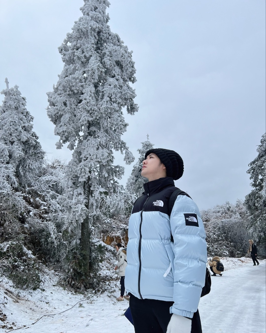 正品级💰450（下单备注颜色和码数！）𝗧𝗛𝗘 𝗡𝗢𝗥𝗧𝗛 𝗙𝗔𝗖𝗘｜北面大格子系列  Novelty Nu tse Down /连帽羽绒服

产品配色：黑色 白色 以太蓝 绿色 银色 

码数：XS S M L XL XXL

𝗧𝗵𝗲 𝗡𝗼𝗿𝘁𝗵 𝗙𝗮𝗰𝗲"的字面含义为山的最寒冷、最艰难一面。它也是𝗧𝗵𝗲 𝗡𝗼𝗿𝘁𝗵 𝗙𝗮𝗰𝗲"的产品能够发挥功能的地方。 𝗧𝗵𝗲 𝗡𝗼𝗿𝘁𝗵 𝗙𝗮𝗰𝗲。一直致力支持去发现亲近自然。赞助探险家们去征服那些遥远的,人类尚不可触及的角落。𝗧𝗵𝗲 𝗡𝗼𝗿𝘁𝗵 𝗙𝗮𝗰𝗲"的标识,取自于美国Yosemite优胜美地国家公园内的半圆页山Half Dome,这也是等岩爱好者们擎爬花岗石的终极目标。 

顶级原版复刻版本就是指目前国内最高版本（没有之一）（匠心做一件放到专柜就是Z 的衣服）

1⃣️ 进口barudan/百灵达绣花机定制万针电绣，采用进口7号针，进口绣线，保证每字饱满、立体、清晰，可称最贵绣标！

2⃣️采用国标90白鸭绒填充，保暖性能更出色，轻便不厚重，压缩后的蓬松度恢复性好！ 

3⃣️原厂定制40D格子四级防水布料，独家采用原版一致单层布料做法【非市面通货内加胆布】，采用单层布料考验了布料及羽绒必须要达标，防止跑绒，并保证手感及膨松度，内里采用尼龙nylon双重双层封禁设计，不会出现任何跑绒现象，内置抽拉绳扣的可调节下摆，可防风防寒！ 

4⃣️拉链采用吉田YKK原厂定制，刻字清晰，质感完美顺滑.

5⃣️辅料及扣子均采用原版一样铜芯弹簧【非市面铁芯弹簧】

北面羽绒服，不吹嘘，目前能比我们做的更好的几乎没有！
用心做一件原版产品，让每一位客户有底气去给他的客户介绍说：这个是国内最顶级复刻版本。
好的产品不需要过多软文去衬托，
只有垃圾产品才会吹嘘：原单Z  用洒洒洋洋几千字来打动消费者！
虽是F货但不输Z ！