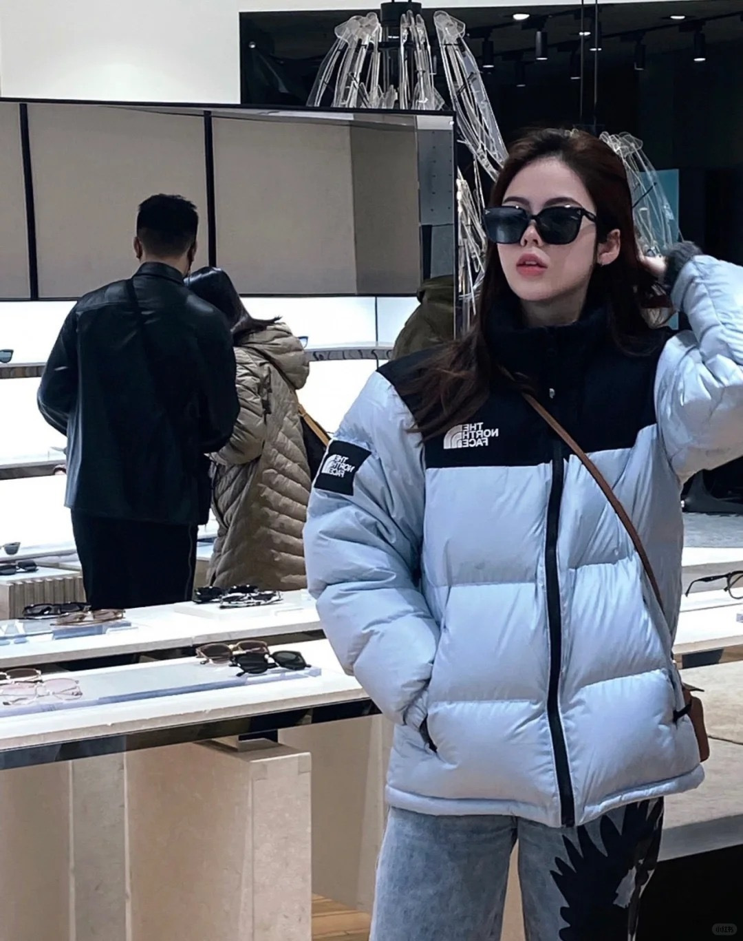 正品级💰450（下单备注颜色和码数！）𝗧𝗛𝗘 𝗡𝗢𝗥𝗧𝗛 𝗙𝗔𝗖𝗘｜北面大格子系列  Novelty Nu tse Down /连帽羽绒服

产品配色：黑色 白色 以太蓝 绿色 银色 

码数：XS S M L XL XXL

𝗧𝗵𝗲 𝗡𝗼𝗿𝘁𝗵 𝗙𝗮𝗰𝗲"的字面含义为山的最寒冷、最艰难一面。它也是𝗧𝗵𝗲 𝗡𝗼𝗿𝘁𝗵 𝗙𝗮𝗰𝗲"的产品能够发挥功能的地方。 𝗧𝗵𝗲 𝗡𝗼𝗿𝘁𝗵 𝗙𝗮𝗰𝗲。一直致力支持去发现亲近自然。赞助探险家们去征服那些遥远的,人类尚不可触及的角落。𝗧𝗵𝗲 𝗡𝗼𝗿𝘁𝗵 𝗙𝗮𝗰𝗲"的标识,取自于美国Yosemite优胜美地国家公园内的半圆页山Half Dome,这也是等岩爱好者们擎爬花岗石的终极目标。 

顶级原版复刻版本就是指目前国内最高版本（没有之一）（匠心做一件放到专柜就是Z 的衣服）

1⃣️ 进口barudan/百灵达绣花机定制万针电绣，采用进口7号针，进口绣线，保证每字饱满、立体、清晰，可称最贵绣标！

2⃣️采用国标90白鸭绒填充，保暖性能更出色，轻便不厚重，压缩后的蓬松度恢复性好！ 

3⃣️原厂定制40D格子四级防水布料，独家采用原版一致单层布料做法【非市面通货内加胆布】，采用单层布料考验了布料及羽绒必须要达标，防止跑绒，并保证手感及膨松度，内里采用尼龙nylon双重双层封禁设计，不会出现任何跑绒现象，内置抽拉绳扣的可调节下摆，可防风防寒！ 

4⃣️拉链采用吉田YKK原厂定制，刻字清晰，质感完美顺滑.

5⃣️辅料及扣子均采用原版一样铜芯弹簧【非市面铁芯弹簧】

北面羽绒服，不吹嘘，目前能比我们做的更好的几乎没有！
用心做一件原版产品，让每一位客户有底气去给他的客户介绍说：这个是国内最顶级复刻版本。
好的产品不需要过多软文去衬托，
只有垃圾产品才会吹嘘：原单Z  用洒洒洋洋几千字来打动消费者！
虽是F货但不输Z ！