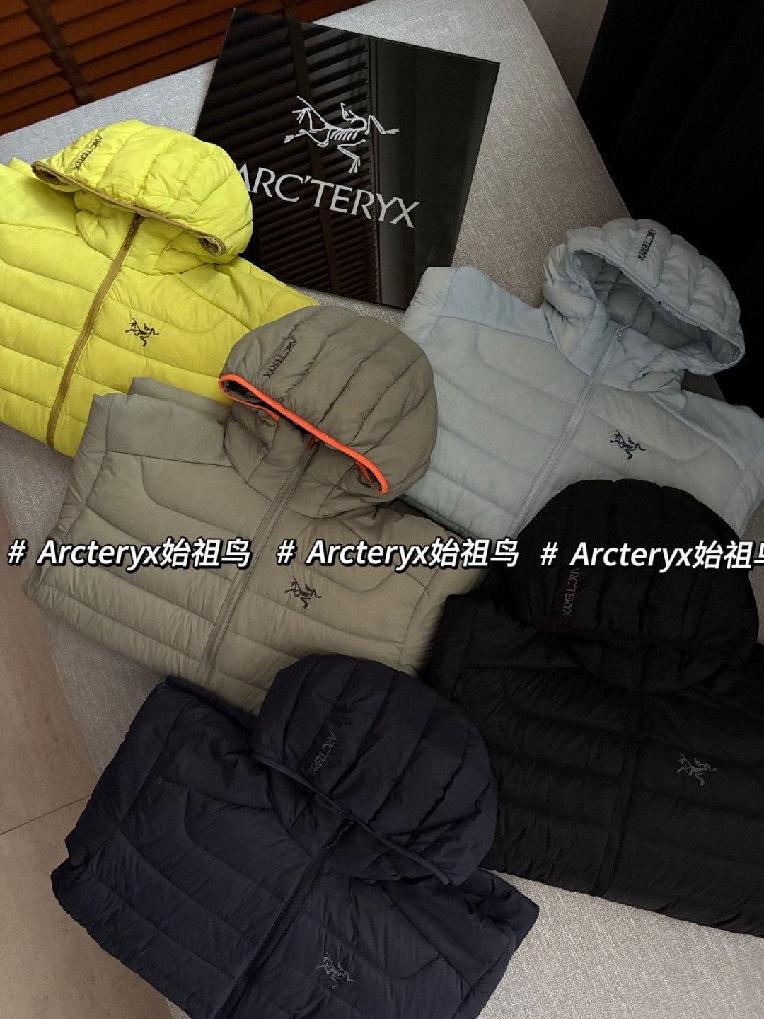 正品级💰680 （下单备注颜色和码数！） 鹅绒排骨Cerium轻薄连帽

 Cerium 850蓬鹅绒纯色轻便防风保暖连帽

&bull;连帽设计：兼容式风帽，调节方便，提供出色的头部保护和保暖。
&bull; 立体剪裁：标志性的立体剪裁，在活动和静止时都能提供良好的舒适度和自由度，不会显得臃肿。
&bull;细节到位：包括内部收纳袋（可自行压缩成一个小包）、拉链内侧挡风条、弹性袖口、下摆抽绳等，一切都为保暖和功能性服务。
4. 极致的轻量与便携：
&bull;这是 Cerium 系列最大的优点之一。
它非常轻，可以轻松压缩进自身的口袋中，变成一个小包裹，方便塞进里，在需要保暖时随时取出。

颜色：宝石蓝，破晓蓝，岩石绿，黑色，磐石绿
码数：S-XXL