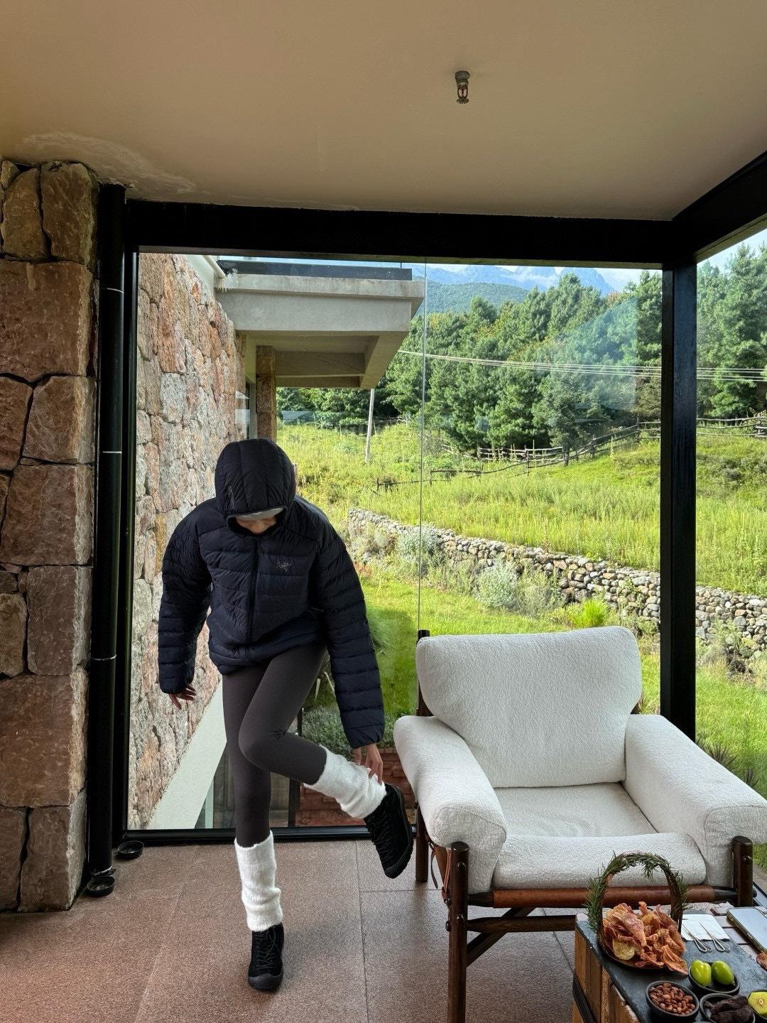 正品级💰680 （下单备注颜色和码数！） 鹅绒排骨Cerium轻薄连帽

 Cerium 850蓬鹅绒纯色轻便防风保暖连帽

&bull;连帽设计：兼容式风帽，调节方便，提供出色的头部保护和保暖。
&bull; 立体剪裁：标志性的立体剪裁，在活动和静止时都能提供良好的舒适度和自由度，不会显得臃肿。
&bull;细节到位：包括内部收纳袋（可自行压缩成一个小包）、拉链内侧挡风条、弹性袖口、下摆抽绳等，一切都为保暖和功能性服务。
4. 极致的轻量与便携：
&bull;这是 Cerium 系列最大的优点之一。
它非常轻，可以轻松压缩进自身的口袋中，变成一个小包裹，方便塞进里，在需要保暖时随时取出。

颜色：宝石蓝，破晓蓝，岩石绿，黑色，磐石绿
码数：S-XXL