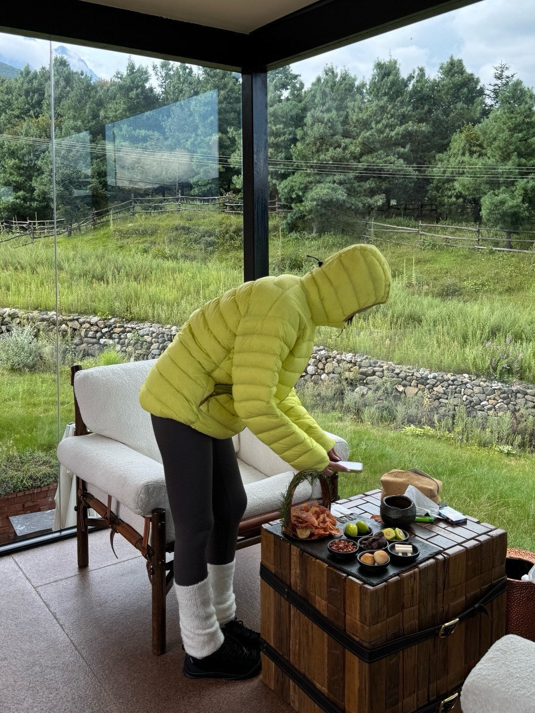 正品级💰680 （下单备注颜色和码数！） 鹅绒排骨Cerium轻薄连帽

 Cerium 850蓬鹅绒纯色轻便防风保暖连帽

&bull;连帽设计：兼容式风帽，调节方便，提供出色的头部保护和保暖。
&bull; 立体剪裁：标志性的立体剪裁，在活动和静止时都能提供良好的舒适度和自由度，不会显得臃肿。
&bull;细节到位：包括内部收纳袋（可自行压缩成一个小包）、拉链内侧挡风条、弹性袖口、下摆抽绳等，一切都为保暖和功能性服务。
4. 极致的轻量与便携：
&bull;这是 Cerium 系列最大的优点之一。
它非常轻，可以轻松压缩进自身的口袋中，变成一个小包裹，方便塞进里，在需要保暖时随时取出。

颜色：宝石蓝，破晓蓝，岩石绿，黑色，磐石绿
码数：S-XXL