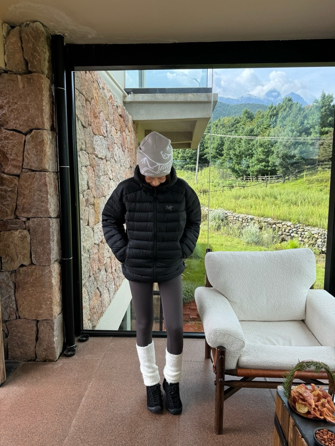 正品级💰680 （下单备注颜色和码数！） 鹅绒排骨Cerium轻薄连帽

 Cerium 850蓬鹅绒纯色轻便防风保暖连帽

&bull;连帽设计：兼容式风帽，调节方便，提供出色的头部保护和保暖。
&bull; 立体剪裁：标志性的立体剪裁，在活动和静止时都能提供良好的舒适度和自由度，不会显得臃肿。
&bull;细节到位：包括内部收纳袋（可自行压缩成一个小包）、拉链内侧挡风条、弹性袖口、下摆抽绳等，一切都为保暖和功能性服务。
4. 极致的轻量与便携：
&bull;这是 Cerium 系列最大的优点之一。
它非常轻，可以轻松压缩进自身的口袋中，变成一个小包裹，方便塞进里，在需要保暖时随时取出。

颜色：宝石蓝，破晓蓝，岩石绿，黑色，磐石绿
码数：S-XXL