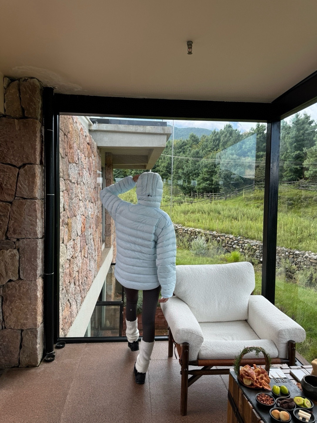 正品级💰680 （下单备注颜色和码数！） 鹅绒排骨Cerium轻薄连帽

 Cerium 850蓬鹅绒纯色轻便防风保暖连帽

&bull;连帽设计：兼容式风帽，调节方便，提供出色的头部保护和保暖。
&bull; 立体剪裁：标志性的立体剪裁，在活动和静止时都能提供良好的舒适度和自由度，不会显得臃肿。
&bull;细节到位：包括内部收纳袋（可自行压缩成一个小包）、拉链内侧挡风条、弹性袖口、下摆抽绳等，一切都为保暖和功能性服务。
4. 极致的轻量与便携：
&bull;这是 Cerium 系列最大的优点之一。
它非常轻，可以轻松压缩进自身的口袋中，变成一个小包裹，方便塞进里，在需要保暖时随时取出。

颜色：宝石蓝，破晓蓝，岩石绿，黑色，磐石绿
码数：S-XXL