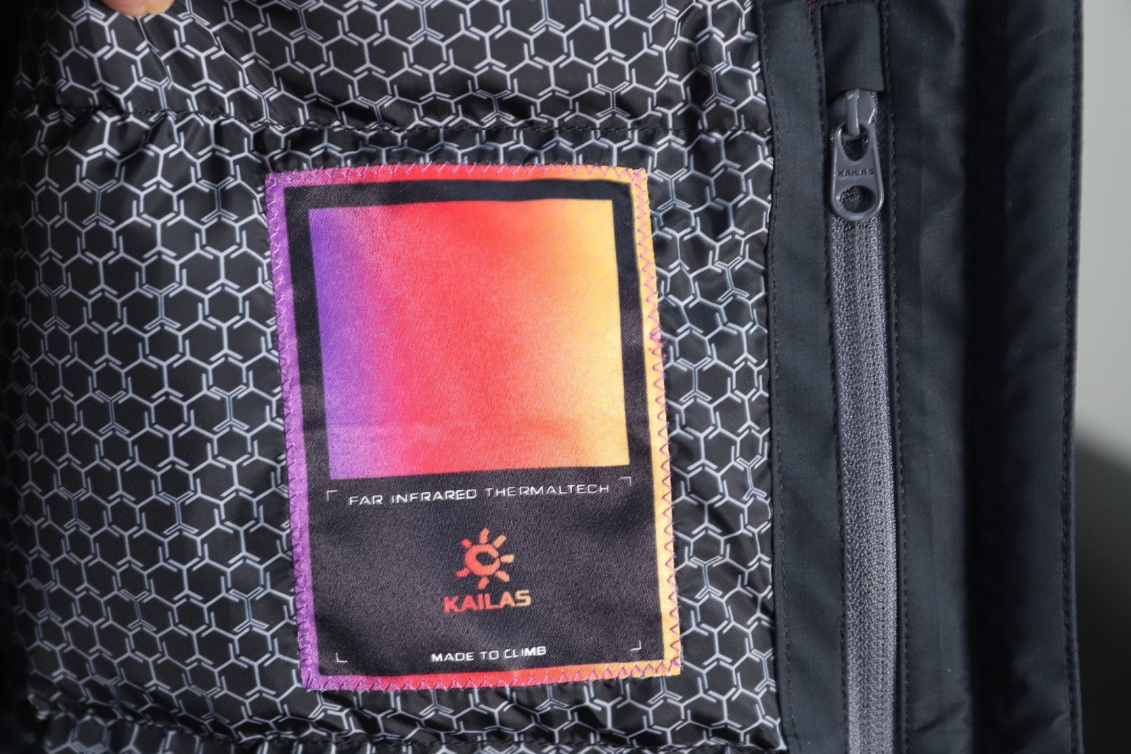 正品级💰680 （下单备注颜色和码数！）凯乐石阿斯本90绒
【一张刺绣吊打全网】-【核心锁温滑雪季】

KAILAS | 凯乐石阿斯本硬壳700蓬鹅绒防风防水户外滑雪
面料+特点:
      ✅ FILTER-TEC科技面料，防护面料➕防水压胶工艺，应对多变气候带来的暴风雨雪考验，同时防风透气带来更好的穿着体验，700+高蓬鹅绒，鹅绒，轻盈锁温，绒子含量90%，卓越保暖 持久舒适防，水、防风、透气、轻量、抗撕裂耐磨，CoreHeat升温，核心锁温 热量循环全方位保暖
      ✅这款独特搭载了石墨烯热反射 CoreHeat 功能。该功能可以在核心区域锁温蓄热，进一步提升了的保暖能力，即使在寒冷的环境中，也能让穿着者保持温暖．
      ✅弧形帽檐，遮蔽风雪，可调节立体风帽，贴合头部防风保暖，可调下摆设计
      ✅胸前精密刺绣采用日本进口顶尖田岛刺绣机，
      ✅ 调节控温，腋下透气拉链，双向开合高效散热
      ✅ 灵活取物，兼容，轻松取物，严寒环境插手取暖
      ✅ 调节袖袢升级，更贴合强防护，增加魔术贴覆盖区域，单手操作更容易贴合
      ✅户外运动人体工学设计，提升运动表现
      ✅ 可单手调节下摆，防风倒灌，下摆抽绳可单手轻松调节，内置可拆卸泡棉，防止穿着安全带时向上滑移
      ✅腋下专业通风拉链透汽系统，双向开合，迅速通风散热，及时恢复干爽舒适，避免反复卸包和穿脱，
      ✅360°三维风帽，帽随脸动可兼容，连帽设计可调抽绳，保暖兼容
      ✅适合亚洲人群

功能＋版型
      ✅风格：机车风、滑雪户外
      ✅适合场地：滑雪旅行 山地生活 城市日常
      ✅版型：宽松版型

工艺:
      这款采用FILTER-TEC科技面料，防护面料➕防水压胶工艺，应对多变气候带来的暴风雨雪考验，同时防风透气带来更好的穿着体验，700+高蓬鹅绒，鹅绒，轻盈锁温，绒子含量90%，卓越保暖 持久舒适防，水、防风、透气、轻量、抗撕裂耐磨，CoreHeat升温，核心锁温 热量循环全方位保暖，这是一款好看到爆炸的鹅绒服，非常个性艳丽的四个颜色，让你感受到与众不同，这款的意义有着自己的审美和独到的设计，在户外行业也是相当专业，堪称中国最牛的的