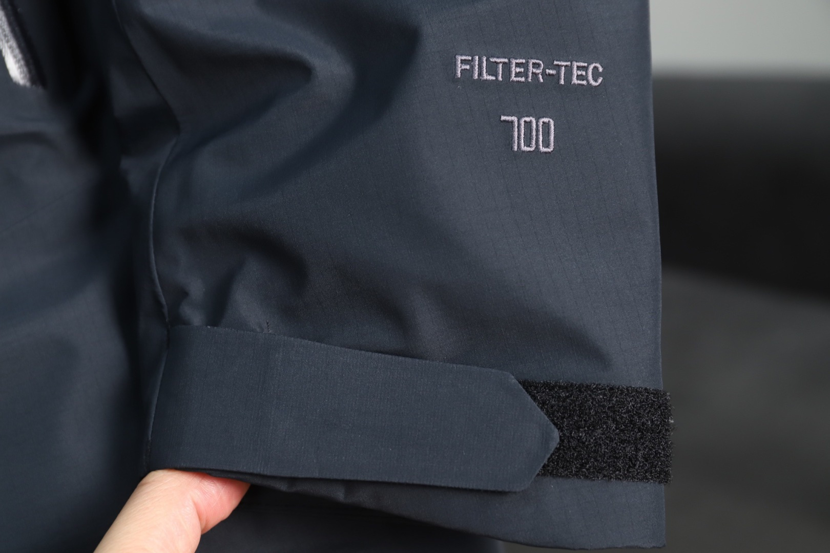 正品级💰680 （下单备注颜色和码数！）凯乐石阿斯本90绒
【一张刺绣吊打全网】-【核心锁温滑雪季】

KAILAS | 凯乐石阿斯本硬壳700蓬鹅绒防风防水户外滑雪
面料+特点:
      ✅ FILTER-TEC科技面料，防护面料➕防水压胶工艺，应对多变气候带来的暴风雨雪考验，同时防风透气带来更好的穿着体验，700+高蓬鹅绒，鹅绒，轻盈锁温，绒子含量90%，卓越保暖 持久舒适防，水、防风、透气、轻量、抗撕裂耐磨，CoreHeat升温，核心锁温 热量循环全方位保暖
      ✅这款独特搭载了石墨烯热反射 CoreHeat 功能。该功能可以在核心区域锁温蓄热，进一步提升了的保暖能力，即使在寒冷的环境中，也能让穿着者保持温暖．
      ✅弧形帽檐，遮蔽风雪，可调节立体风帽，贴合头部防风保暖，可调下摆设计
      ✅胸前精密刺绣采用日本进口顶尖田岛刺绣机，
      ✅ 调节控温，腋下透气拉链，双向开合高效散热
      ✅ 灵活取物，兼容，轻松取物，严寒环境插手取暖
      ✅ 调节袖袢升级，更贴合强防护，增加魔术贴覆盖区域，单手操作更容易贴合
      ✅户外运动人体工学设计，提升运动表现
      ✅ 可单手调节下摆，防风倒灌，下摆抽绳可单手轻松调节，内置可拆卸泡棉，防止穿着安全带时向上滑移
      ✅腋下专业通风拉链透汽系统，双向开合，迅速通风散热，及时恢复干爽舒适，避免反复卸包和穿脱，
      ✅360°三维风帽，帽随脸动可兼容，连帽设计可调抽绳，保暖兼容
      ✅适合亚洲人群

功能＋版型
      ✅风格：机车风、滑雪户外
      ✅适合场地：滑雪旅行 山地生活 城市日常
      ✅版型：宽松版型

工艺:
      这款采用FILTER-TEC科技面料，防护面料➕防水压胶工艺，应对多变气候带来的暴风雨雪考验，同时防风透气带来更好的穿着体验，700+高蓬鹅绒，鹅绒，轻盈锁温，绒子含量90%，卓越保暖 持久舒适防，水、防风、透气、轻量、抗撕裂耐磨，CoreHeat升温，核心锁温 热量循环全方位保暖，这是一款好看到爆炸的鹅绒服，非常个性艳丽的四个颜色，让你感受到与众不同，这款的意义有着自己的审美和独到的设计，在户外行业也是相当专业，堪称中国最牛的的