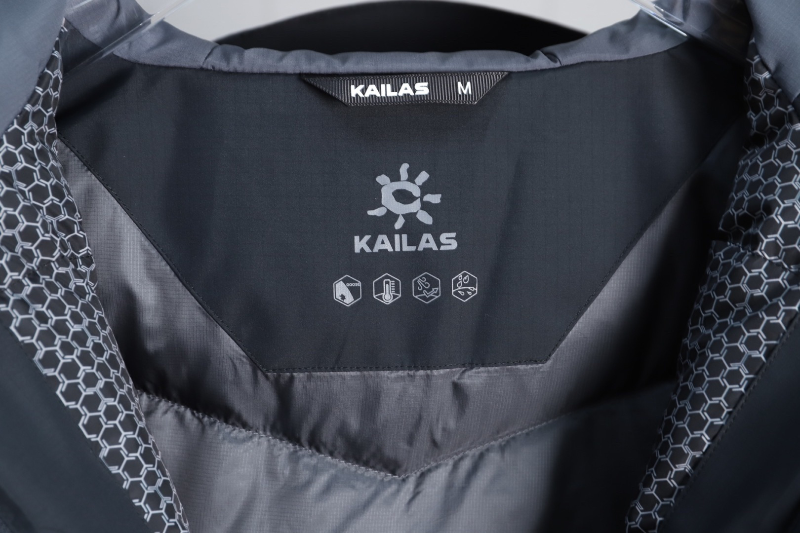 正品级💰680 （下单备注颜色和码数！）凯乐石阿斯本90绒
【一张刺绣吊打全网】-【核心锁温滑雪季】

KAILAS | 凯乐石阿斯本硬壳700蓬鹅绒防风防水户外滑雪
面料+特点:
      ✅ FILTER-TEC科技面料，防护面料➕防水压胶工艺，应对多变气候带来的暴风雨雪考验，同时防风透气带来更好的穿着体验，700+高蓬鹅绒，鹅绒，轻盈锁温，绒子含量90%，卓越保暖 持久舒适防，水、防风、透气、轻量、抗撕裂耐磨，CoreHeat升温，核心锁温 热量循环全方位保暖
      ✅这款独特搭载了石墨烯热反射 CoreHeat 功能。该功能可以在核心区域锁温蓄热，进一步提升了的保暖能力，即使在寒冷的环境中，也能让穿着者保持温暖．
      ✅弧形帽檐，遮蔽风雪，可调节立体风帽，贴合头部防风保暖，可调下摆设计
      ✅胸前精密刺绣采用日本进口顶尖田岛刺绣机，
      ✅ 调节控温，腋下透气拉链，双向开合高效散热
      ✅ 灵活取物，兼容，轻松取物，严寒环境插手取暖
      ✅ 调节袖袢升级，更贴合强防护，增加魔术贴覆盖区域，单手操作更容易贴合
      ✅户外运动人体工学设计，提升运动表现
      ✅ 可单手调节下摆，防风倒灌，下摆抽绳可单手轻松调节，内置可拆卸泡棉，防止穿着安全带时向上滑移
      ✅腋下专业通风拉链透汽系统，双向开合，迅速通风散热，及时恢复干爽舒适，避免反复卸包和穿脱，
      ✅360°三维风帽，帽随脸动可兼容，连帽设计可调抽绳，保暖兼容
      ✅适合亚洲人群

功能＋版型
      ✅风格：机车风、滑雪户外
      ✅适合场地：滑雪旅行 山地生活 城市日常
      ✅版型：宽松版型

工艺:
      这款采用FILTER-TEC科技面料，防护面料➕防水压胶工艺，应对多变气候带来的暴风雨雪考验，同时防风透气带来更好的穿着体验，700+高蓬鹅绒，鹅绒，轻盈锁温，绒子含量90%，卓越保暖 持久舒适防，水、防风、透气、轻量、抗撕裂耐磨，CoreHeat升温，核心锁温 热量循环全方位保暖，这是一款好看到爆炸的鹅绒服，非常个性艳丽的四个颜色，让你感受到与众不同，这款的意义有着自己的审美和独到的设计，在户外行业也是相当专业，堪称中国最牛的的