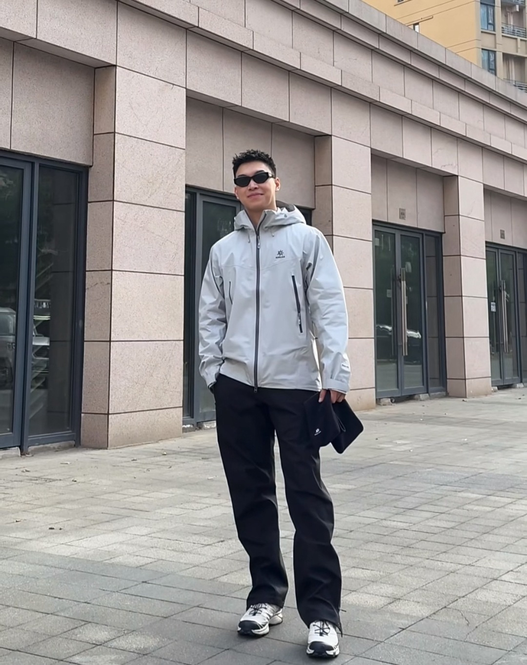 正品级💰680 （下单备注颜色和码数！）凯乐石阿斯本90绒
【一张刺绣吊打全网】-【核心锁温滑雪季】

KAILAS | 凯乐石阿斯本硬壳700蓬鹅绒防风防水户外滑雪
面料+特点:
      ✅ FILTER-TEC科技面料，防护面料➕防水压胶工艺，应对多变气候带来的暴风雨雪考验，同时防风透气带来更好的穿着体验，700+高蓬鹅绒，鹅绒，轻盈锁温，绒子含量90%，卓越保暖 持久舒适防，水、防风、透气、轻量、抗撕裂耐磨，CoreHeat升温，核心锁温 热量循环全方位保暖
      ✅这款独特搭载了石墨烯热反射 CoreHeat 功能。该功能可以在核心区域锁温蓄热，进一步提升了的保暖能力，即使在寒冷的环境中，也能让穿着者保持温暖．
      ✅弧形帽檐，遮蔽风雪，可调节立体风帽，贴合头部防风保暖，可调下摆设计
      ✅胸前精密刺绣采用日本进口顶尖田岛刺绣机，
      ✅ 调节控温，腋下透气拉链，双向开合高效散热
      ✅ 灵活取物，兼容，轻松取物，严寒环境插手取暖
      ✅ 调节袖袢升级，更贴合强防护，增加魔术贴覆盖区域，单手操作更容易贴合
      ✅户外运动人体工学设计，提升运动表现
      ✅ 可单手调节下摆，防风倒灌，下摆抽绳可单手轻松调节，内置可拆卸泡棉，防止穿着安全带时向上滑移
      ✅腋下专业通风拉链透汽系统，双向开合，迅速通风散热，及时恢复干爽舒适，避免反复卸包和穿脱，
      ✅360°三维风帽，帽随脸动可兼容，连帽设计可调抽绳，保暖兼容
      ✅适合亚洲人群

功能＋版型
      ✅风格：机车风、滑雪户外
      ✅适合场地：滑雪旅行 山地生活 城市日常
      ✅版型：宽松版型

工艺:
      这款采用FILTER-TEC科技面料，防护面料➕防水压胶工艺，应对多变气候带来的暴风雨雪考验，同时防风透气带来更好的穿着体验，700+高蓬鹅绒，鹅绒，轻盈锁温，绒子含量90%，卓越保暖 持久舒适防，水、防风、透气、轻量、抗撕裂耐磨，CoreHeat升温，核心锁温 热量循环全方位保暖，这是一款好看到爆炸的鹅绒服，非常个性艳丽的四个颜色，让你感受到与众不同，这款的意义有着自己的审美和独到的设计，在户外行业也是相当专业，堪称中国最牛的的