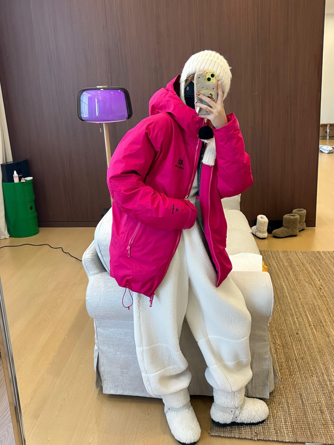 正品级💰680 （下单备注颜色和码数！）凯乐石阿斯本90绒
【一张刺绣吊打全网】-【核心锁温滑雪季】

KAILAS | 凯乐石阿斯本硬壳700蓬鹅绒防风防水户外滑雪
面料+特点:
      ✅ FILTER-TEC科技面料，防护面料➕防水压胶工艺，应对多变气候带来的暴风雨雪考验，同时防风透气带来更好的穿着体验，700+高蓬鹅绒，鹅绒，轻盈锁温，绒子含量90%，卓越保暖 持久舒适防，水、防风、透气、轻量、抗撕裂耐磨，CoreHeat升温，核心锁温 热量循环全方位保暖
      ✅这款独特搭载了石墨烯热反射 CoreHeat 功能。该功能可以在核心区域锁温蓄热，进一步提升了的保暖能力，即使在寒冷的环境中，也能让穿着者保持温暖．
      ✅弧形帽檐，遮蔽风雪，可调节立体风帽，贴合头部防风保暖，可调下摆设计
      ✅胸前精密刺绣采用日本进口顶尖田岛刺绣机，
      ✅ 调节控温，腋下透气拉链，双向开合高效散热
      ✅ 灵活取物，兼容，轻松取物，严寒环境插手取暖
      ✅ 调节袖袢升级，更贴合强防护，增加魔术贴覆盖区域，单手操作更容易贴合
      ✅户外运动人体工学设计，提升运动表现
      ✅ 可单手调节下摆，防风倒灌，下摆抽绳可单手轻松调节，内置可拆卸泡棉，防止穿着安全带时向上滑移
      ✅腋下专业通风拉链透汽系统，双向开合，迅速通风散热，及时恢复干爽舒适，避免反复卸包和穿脱，
      ✅360°三维风帽，帽随脸动可兼容，连帽设计可调抽绳，保暖兼容
      ✅适合亚洲人群

功能＋版型
      ✅风格：机车风、滑雪户外
      ✅适合场地：滑雪旅行 山地生活 城市日常
      ✅版型：宽松版型

工艺:
      这款采用FILTER-TEC科技面料，防护面料➕防水压胶工艺，应对多变气候带来的暴风雨雪考验，同时防风透气带来更好的穿着体验，700+高蓬鹅绒，鹅绒，轻盈锁温，绒子含量90%，卓越保暖 持久舒适防，水、防风、透气、轻量、抗撕裂耐磨，CoreHeat升温，核心锁温 热量循环全方位保暖，这是一款好看到爆炸的鹅绒服，非常个性艳丽的四个颜色，让你感受到与众不同，这款的意义有着自己的审美和独到的设计，在户外行业也是相当专业，堪称中国最牛的的