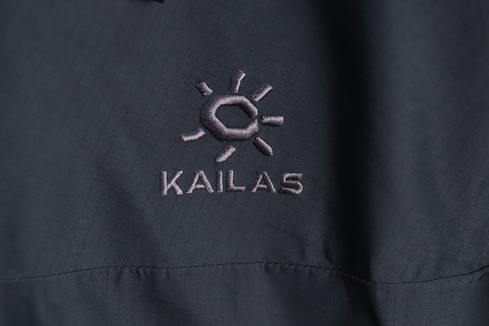 正品级💰680 （下单备注颜色和码数！）凯乐石阿斯本90绒
【一张刺绣吊打全网】-【核心锁温滑雪季】

KAILAS | 凯乐石阿斯本硬壳700蓬鹅绒防风防水户外滑雪
面料+特点:
      ✅ FILTER-TEC科技面料，防护面料➕防水压胶工艺，应对多变气候带来的暴风雨雪考验，同时防风透气带来更好的穿着体验，700+高蓬鹅绒，鹅绒，轻盈锁温，绒子含量90%，卓越保暖 持久舒适防，水、防风、透气、轻量、抗撕裂耐磨，CoreHeat升温，核心锁温 热量循环全方位保暖
      ✅这款独特搭载了石墨烯热反射 CoreHeat 功能。该功能可以在核心区域锁温蓄热，进一步提升了的保暖能力，即使在寒冷的环境中，也能让穿着者保持温暖．
      ✅弧形帽檐，遮蔽风雪，可调节立体风帽，贴合头部防风保暖，可调下摆设计
      ✅胸前精密刺绣采用日本进口顶尖田岛刺绣机，
      ✅ 调节控温，腋下透气拉链，双向开合高效散热
      ✅ 灵活取物，兼容，轻松取物，严寒环境插手取暖
      ✅ 调节袖袢升级，更贴合强防护，增加魔术贴覆盖区域，单手操作更容易贴合
      ✅户外运动人体工学设计，提升运动表现
      ✅ 可单手调节下摆，防风倒灌，下摆抽绳可单手轻松调节，内置可拆卸泡棉，防止穿着安全带时向上滑移
      ✅腋下专业通风拉链透汽系统，双向开合，迅速通风散热，及时恢复干爽舒适，避免反复卸包和穿脱，
      ✅360°三维风帽，帽随脸动可兼容，连帽设计可调抽绳，保暖兼容
      ✅适合亚洲人群

功能＋版型
      ✅风格：机车风、滑雪户外
      ✅适合场地：滑雪旅行 山地生活 城市日常
      ✅版型：宽松版型

工艺:
      这款采用FILTER-TEC科技面料，防护面料➕防水压胶工艺，应对多变气候带来的暴风雨雪考验，同时防风透气带来更好的穿着体验，700+高蓬鹅绒，鹅绒，轻盈锁温，绒子含量90%，卓越保暖 持久舒适防，水、防风、透气、轻量、抗撕裂耐磨，CoreHeat升温，核心锁温 热量循环全方位保暖，这是一款好看到爆炸的鹅绒服，非常个性艳丽的四个颜色，让你感受到与众不同，这款的意义有着自己的审美和独到的设计，在户外行业也是相当专业，堪称中国最牛的的