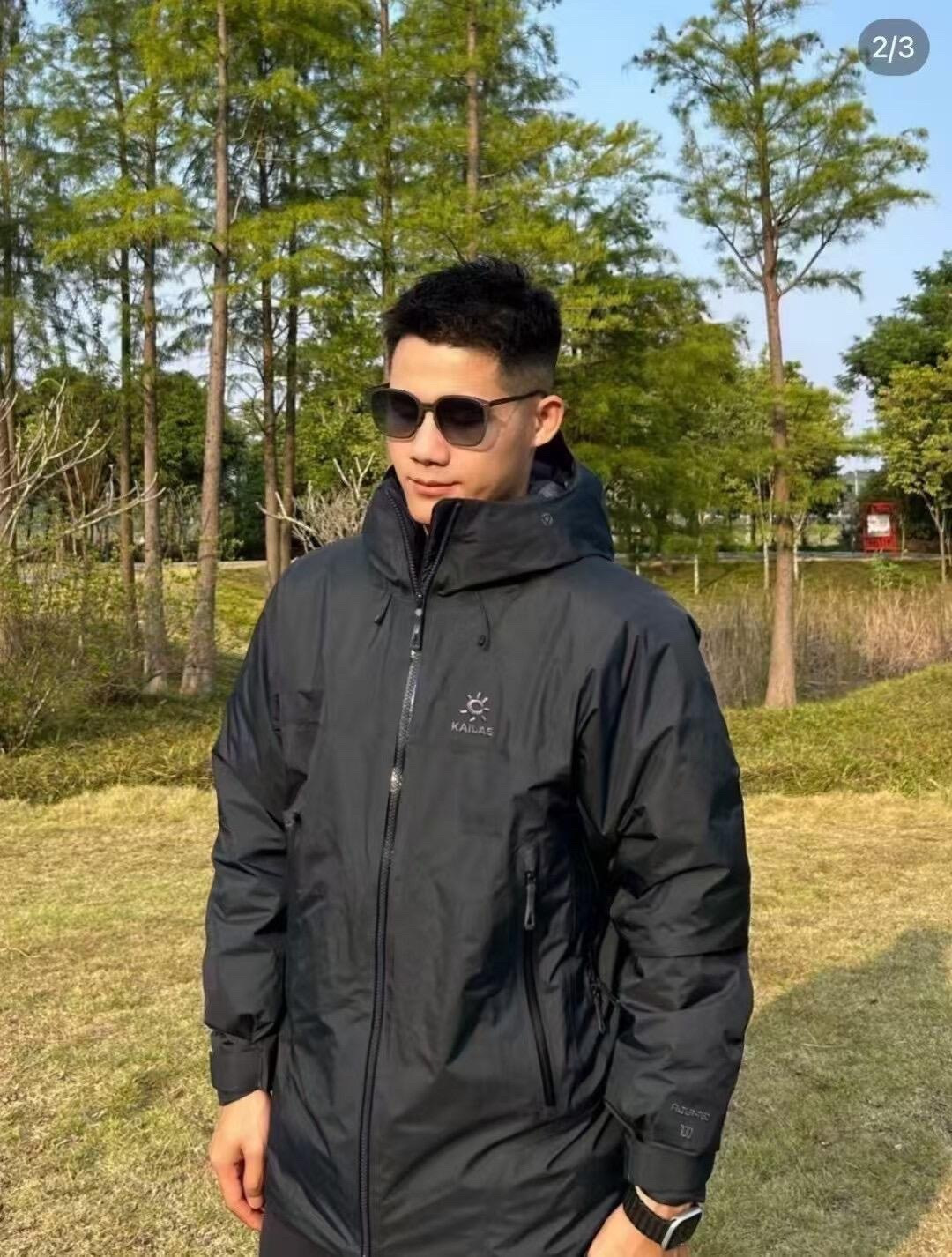 正品级💰680 （下单备注颜色和码数！）凯乐石阿斯本90绒
【一张刺绣吊打全网】-【核心锁温滑雪季】

KAILAS | 凯乐石阿斯本硬壳700蓬鹅绒防风防水户外滑雪
面料+特点:
      ✅ FILTER-TEC科技面料，防护面料➕防水压胶工艺，应对多变气候带来的暴风雨雪考验，同时防风透气带来更好的穿着体验，700+高蓬鹅绒，鹅绒，轻盈锁温，绒子含量90%，卓越保暖 持久舒适防，水、防风、透气、轻量、抗撕裂耐磨，CoreHeat升温，核心锁温 热量循环全方位保暖
      ✅这款独特搭载了石墨烯热反射 CoreHeat 功能。该功能可以在核心区域锁温蓄热，进一步提升了的保暖能力，即使在寒冷的环境中，也能让穿着者保持温暖．
      ✅弧形帽檐，遮蔽风雪，可调节立体风帽，贴合头部防风保暖，可调下摆设计
      ✅胸前精密刺绣采用日本进口顶尖田岛刺绣机，
      ✅ 调节控温，腋下透气拉链，双向开合高效散热
      ✅ 灵活取物，兼容，轻松取物，严寒环境插手取暖
      ✅ 调节袖袢升级，更贴合强防护，增加魔术贴覆盖区域，单手操作更容易贴合
      ✅户外运动人体工学设计，提升运动表现
      ✅ 可单手调节下摆，防风倒灌，下摆抽绳可单手轻松调节，内置可拆卸泡棉，防止穿着安全带时向上滑移
      ✅腋下专业通风拉链透汽系统，双向开合，迅速通风散热，及时恢复干爽舒适，避免反复卸包和穿脱，
      ✅360°三维风帽，帽随脸动可兼容，连帽设计可调抽绳，保暖兼容
      ✅适合亚洲人群

功能＋版型
      ✅风格：机车风、滑雪户外
      ✅适合场地：滑雪旅行 山地生活 城市日常
      ✅版型：宽松版型

工艺:
      这款采用FILTER-TEC科技面料，防护面料➕防水压胶工艺，应对多变气候带来的暴风雨雪考验，同时防风透气带来更好的穿着体验，700+高蓬鹅绒，鹅绒，轻盈锁温，绒子含量90%，卓越保暖 持久舒适防，水、防风、透气、轻量、抗撕裂耐磨，CoreHeat升温，核心锁温 热量循环全方位保暖，这是一款好看到爆炸的鹅绒服，非常个性艳丽的四个颜色，让你感受到与众不同，这款的意义有着自己的审美和独到的设计，在户外行业也是相当专业，堪称中国最牛的的