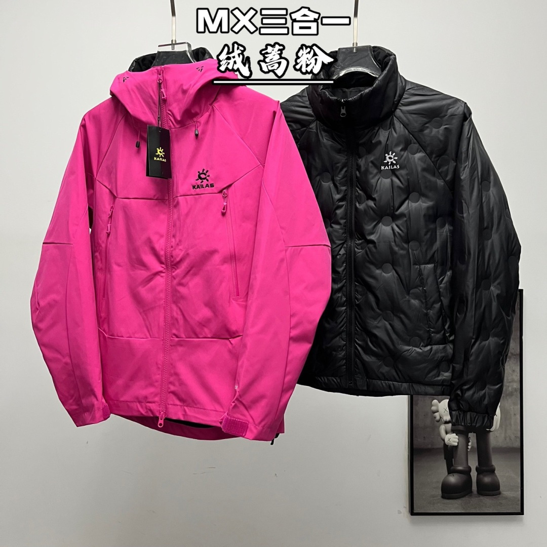 正品级💰680 （下单备注颜色和码数！）凯乐石三合一羽绒冲锋衣【可拆卸羽绒内胆单穿】

Kailas丨凯乐石Mont-X三合一冲锋衣羽绒服

色卡：绒蒿粉、冰壶绿、藕粉、冰川蓝、矿石黑

凯乐石KAILAS  MONT-X 运动户外硬壳专业暴雨级  防水防风耐磨防雨三合一羽绒冲锋衣
设计理念:
中国硬壳，中国山地色，每座山都有自己的脾气性格每个色彩都有自己的力量，随昼夜更替，色彩在雪山之巅绽放出令人惊叹的生命力与美感，吸引登山者去探寻相遇那一抹难忘的色彩。

面料+特点:
      ✅  GORE TEX 3L面料，应对多变气候带来的暴风雨雪考验，同时防风透气带来更好的穿着体验，防水、防风、透气、轻量、抗撕裂耐磨，透气5000＋
      ✅这款独特的外部，采用高密T800Gore-tex
记忆三合一白可特面料，全衣压胶工艺
      ✅弧形帽檐，更好的防风防雨不遮眼，可调节帽檐和下摆抽绳
      ✅全身多处刺绣全部采用日本进口顶尖田岛刺绣机
      ✅ 高开胸袋，背负时便捷存取，兼容攀登及安全带，背负时存取便捷，储物空间充足
      ✅高密科技型面布，防风，耐磨，强防水，配合三合一工艺使得面料更为挺阔有型了男女同款 版型偏修身 秋冬均无压
      ✅ 调节袖袢升级，更贴合强防护，增加魔术贴覆盖区域，单手操作更容易贴合
      ✅户外运动人体工学设计，提升运动表现
      ✅可拆卸防风雪裙，全面遮蔽风雪，满足滑雪等户外运动需求
      ✅ 可单手调节下摆，防风倒灌，下摆抽绳可单手轻松调节，内置可拆卸泡棉，防止穿着安全带时向上滑移
      ✅高开大容量插手胸袋，兼容攀登及安全带，背负状态也能轻松
      ✅腋下专业通风拉链透汽系统，双向开合，迅速通风散热，及时恢复干爽舒适，避免反复卸包和穿脱，
      ✅360°三维风帽，帽随脸动可兼容，连帽设计可调抽绳，保暖兼容
      ✅适合亚洲人群

功能＋版型
      ✅风格：机车风、滑雪户外
      ✅版型：宽松版型

工艺:
这款采用  GORE TEX 3L面料，内里拼接全压胶工艺，高密三合一科技型面料，全衣共计16个小细节和非常专业的户外设计，这是一款好看到爆炸的，非常个性艳丽的四个颜色，让你感受到与众不同，这款冲的意义有着自己的审美和独到的设计，在户外行业也是相当专业，堪称中国最牛的的硬壳

Size：S-3XL