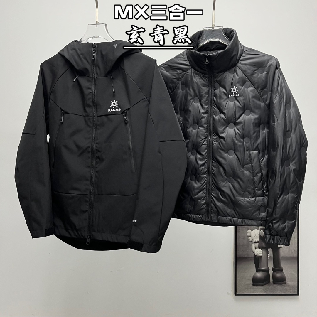 正品级💰680 （下单备注颜色和码数！）凯乐石三合一羽绒冲锋衣【可拆卸羽绒内胆单穿】

Kailas丨凯乐石Mont-X三合一冲锋衣羽绒服

色卡：绒蒿粉、冰壶绿、藕粉、冰川蓝、矿石黑

凯乐石KAILAS  MONT-X 运动户外硬壳专业暴雨级  防水防风耐磨防雨三合一羽绒冲锋衣
设计理念:
中国硬壳，中国山地色，每座山都有自己的脾气性格每个色彩都有自己的力量，随昼夜更替，色彩在雪山之巅绽放出令人惊叹的生命力与美感，吸引登山者去探寻相遇那一抹难忘的色彩。

面料+特点:
      ✅  GORE TEX 3L面料，应对多变气候带来的暴风雨雪考验，同时防风透气带来更好的穿着体验，防水、防风、透气、轻量、抗撕裂耐磨，透气5000＋
      ✅这款独特的外部，采用高密T800Gore-tex
记忆三合一白可特面料，全衣压胶工艺
      ✅弧形帽檐，更好的防风防雨不遮眼，可调节帽檐和下摆抽绳
      ✅全身多处刺绣全部采用日本进口顶尖田岛刺绣机
      ✅ 高开胸袋，背负时便捷存取，兼容攀登及安全带，背负时存取便捷，储物空间充足
      ✅高密科技型面布，防风，耐磨，强防水，配合三合一工艺使得面料更为挺阔有型了男女同款 版型偏修身 秋冬均无压
      ✅ 调节袖袢升级，更贴合强防护，增加魔术贴覆盖区域，单手操作更容易贴合
      ✅户外运动人体工学设计，提升运动表现
      ✅可拆卸防风雪裙，全面遮蔽风雪，满足滑雪等户外运动需求
      ✅ 可单手调节下摆，防风倒灌，下摆抽绳可单手轻松调节，内置可拆卸泡棉，防止穿着安全带时向上滑移
      ✅高开大容量插手胸袋，兼容攀登及安全带，背负状态也能轻松
      ✅腋下专业通风拉链透汽系统，双向开合，迅速通风散热，及时恢复干爽舒适，避免反复卸包和穿脱，
      ✅360°三维风帽，帽随脸动可兼容，连帽设计可调抽绳，保暖兼容
      ✅适合亚洲人群

功能＋版型
      ✅风格：机车风、滑雪户外
      ✅版型：宽松版型

工艺:
这款采用  GORE TEX 3L面料，内里拼接全压胶工艺，高密三合一科技型面料，全衣共计16个小细节和非常专业的户外设计，这是一款好看到爆炸的，非常个性艳丽的四个颜色，让你感受到与众不同，这款冲的意义有着自己的审美和独到的设计，在户外行业也是相当专业，堪称中国最牛的的硬壳

Size：S-3XL
