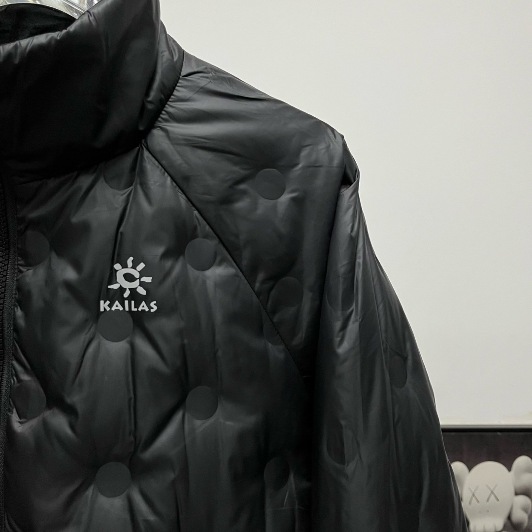 正品级💰680 （下单备注颜色和码数！）凯乐石三合一羽绒冲锋衣【可拆卸羽绒内胆单穿】

Kailas丨凯乐石Mont-X三合一冲锋衣羽绒服

色卡：绒蒿粉、冰壶绿、藕粉、冰川蓝、矿石黑

凯乐石KAILAS  MONT-X 运动户外硬壳专业暴雨级  防水防风耐磨防雨三合一羽绒冲锋衣
设计理念:
中国硬壳，中国山地色，每座山都有自己的脾气性格每个色彩都有自己的力量，随昼夜更替，色彩在雪山之巅绽放出令人惊叹的生命力与美感，吸引登山者去探寻相遇那一抹难忘的色彩。

面料+特点:
      ✅  GORE TEX 3L面料，应对多变气候带来的暴风雨雪考验，同时防风透气带来更好的穿着体验，防水、防风、透气、轻量、抗撕裂耐磨，透气5000＋
      ✅这款独特的外部，采用高密T800Gore-tex
记忆三合一白可特面料，全衣压胶工艺
      ✅弧形帽檐，更好的防风防雨不遮眼，可调节帽檐和下摆抽绳
      ✅全身多处刺绣全部采用日本进口顶尖田岛刺绣机
      ✅ 高开胸袋，背负时便捷存取，兼容攀登及安全带，背负时存取便捷，储物空间充足
      ✅高密科技型面布，防风，耐磨，强防水，配合三合一工艺使得面料更为挺阔有型了男女同款 版型偏修身 秋冬均无压
      ✅ 调节袖袢升级，更贴合强防护，增加魔术贴覆盖区域，单手操作更容易贴合
      ✅户外运动人体工学设计，提升运动表现
      ✅可拆卸防风雪裙，全面遮蔽风雪，满足滑雪等户外运动需求
      ✅ 可单手调节下摆，防风倒灌，下摆抽绳可单手轻松调节，内置可拆卸泡棉，防止穿着安全带时向上滑移
      ✅高开大容量插手胸袋，兼容攀登及安全带，背负状态也能轻松
      ✅腋下专业通风拉链透汽系统，双向开合，迅速通风散热，及时恢复干爽舒适，避免反复卸包和穿脱，
      ✅360°三维风帽，帽随脸动可兼容，连帽设计可调抽绳，保暖兼容
      ✅适合亚洲人群

功能＋版型
      ✅风格：机车风、滑雪户外
      ✅版型：宽松版型

工艺:
这款采用  GORE TEX 3L面料，内里拼接全压胶工艺，高密三合一科技型面料，全衣共计16个小细节和非常专业的户外设计，这是一款好看到爆炸的，非常个性艳丽的四个颜色，让你感受到与众不同，这款冲的意义有着自己的审美和独到的设计，在户外行业也是相当专业，堪称中国最牛的的硬壳

Size：S-3XL