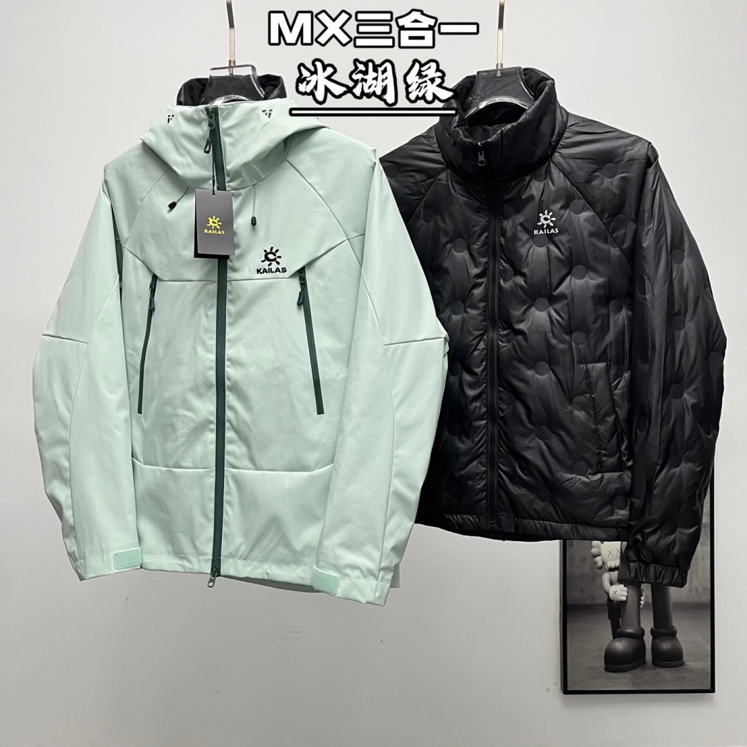 正品级💰680 （下单备注颜色和码数！）凯乐石三合一羽绒冲锋衣【可拆卸羽绒内胆单穿】

Kailas丨凯乐石Mont-X三合一冲锋衣羽绒服

色卡：绒蒿粉、冰壶绿、藕粉、冰川蓝、矿石黑

凯乐石KAILAS  MONT-X 运动户外硬壳专业暴雨级  防水防风耐磨防雨三合一羽绒冲锋衣
设计理念:
中国硬壳，中国山地色，每座山都有自己的脾气性格每个色彩都有自己的力量，随昼夜更替，色彩在雪山之巅绽放出令人惊叹的生命力与美感，吸引登山者去探寻相遇那一抹难忘的色彩。

面料+特点:
      ✅  GORE TEX 3L面料，应对多变气候带来的暴风雨雪考验，同时防风透气带来更好的穿着体验，防水、防风、透气、轻量、抗撕裂耐磨，透气5000＋
      ✅这款独特的外部，采用高密T800Gore-tex
记忆三合一白可特面料，全衣压胶工艺
      ✅弧形帽檐，更好的防风防雨不遮眼，可调节帽檐和下摆抽绳
      ✅全身多处刺绣全部采用日本进口顶尖田岛刺绣机
      ✅ 高开胸袋，背负时便捷存取，兼容攀登及安全带，背负时存取便捷，储物空间充足
      ✅高密科技型面布，防风，耐磨，强防水，配合三合一工艺使得面料更为挺阔有型了男女同款 版型偏修身 秋冬均无压
      ✅ 调节袖袢升级，更贴合强防护，增加魔术贴覆盖区域，单手操作更容易贴合
      ✅户外运动人体工学设计，提升运动表现
      ✅可拆卸防风雪裙，全面遮蔽风雪，满足滑雪等户外运动需求
      ✅ 可单手调节下摆，防风倒灌，下摆抽绳可单手轻松调节，内置可拆卸泡棉，防止穿着安全带时向上滑移
      ✅高开大容量插手胸袋，兼容攀登及安全带，背负状态也能轻松
      ✅腋下专业通风拉链透汽系统，双向开合，迅速通风散热，及时恢复干爽舒适，避免反复卸包和穿脱，
      ✅360°三维风帽，帽随脸动可兼容，连帽设计可调抽绳，保暖兼容
      ✅适合亚洲人群

功能＋版型
      ✅风格：机车风、滑雪户外
      ✅版型：宽松版型

工艺:
这款采用  GORE TEX 3L面料，内里拼接全压胶工艺，高密三合一科技型面料，全衣共计16个小细节和非常专业的户外设计，这是一款好看到爆炸的，非常个性艳丽的四个颜色，让你感受到与众不同，这款冲的意义有着自己的审美和独到的设计，在户外行业也是相当专业，堪称中国最牛的的硬壳

Size：S-3XL