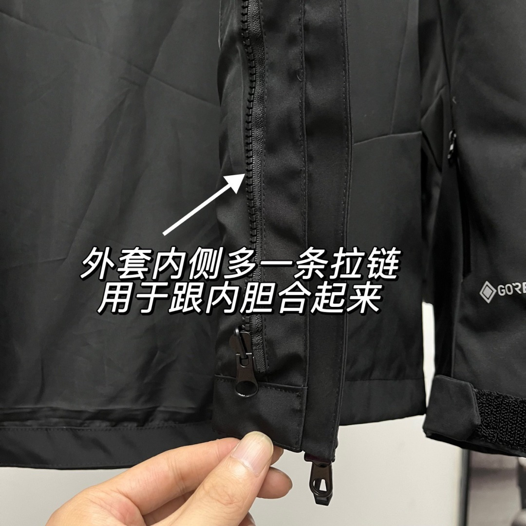 正品级💰680 （下单备注颜色和码数！）凯乐石三合一羽绒冲锋衣【可拆卸羽绒内胆单穿】

Kailas丨凯乐石Mont-X三合一冲锋衣羽绒服

色卡：绒蒿粉、冰壶绿、藕粉、冰川蓝、矿石黑

凯乐石KAILAS  MONT-X 运动户外硬壳专业暴雨级  防水防风耐磨防雨三合一羽绒冲锋衣
设计理念:
中国硬壳，中国山地色，每座山都有自己的脾气性格每个色彩都有自己的力量，随昼夜更替，色彩在雪山之巅绽放出令人惊叹的生命力与美感，吸引登山者去探寻相遇那一抹难忘的色彩。

面料+特点:
      ✅  GORE TEX 3L面料，应对多变气候带来的暴风雨雪考验，同时防风透气带来更好的穿着体验，防水、防风、透气、轻量、抗撕裂耐磨，透气5000＋
      ✅这款独特的外部，采用高密T800Gore-tex
记忆三合一白可特面料，全衣压胶工艺
      ✅弧形帽檐，更好的防风防雨不遮眼，可调节帽檐和下摆抽绳
      ✅全身多处刺绣全部采用日本进口顶尖田岛刺绣机
      ✅ 高开胸袋，背负时便捷存取，兼容攀登及安全带，背负时存取便捷，储物空间充足
      ✅高密科技型面布，防风，耐磨，强防水，配合三合一工艺使得面料更为挺阔有型了男女同款 版型偏修身 秋冬均无压
      ✅ 调节袖袢升级，更贴合强防护，增加魔术贴覆盖区域，单手操作更容易贴合
      ✅户外运动人体工学设计，提升运动表现
      ✅可拆卸防风雪裙，全面遮蔽风雪，满足滑雪等户外运动需求
      ✅ 可单手调节下摆，防风倒灌，下摆抽绳可单手轻松调节，内置可拆卸泡棉，防止穿着安全带时向上滑移
      ✅高开大容量插手胸袋，兼容攀登及安全带，背负状态也能轻松
      ✅腋下专业通风拉链透汽系统，双向开合，迅速通风散热，及时恢复干爽舒适，避免反复卸包和穿脱，
      ✅360°三维风帽，帽随脸动可兼容，连帽设计可调抽绳，保暖兼容
      ✅适合亚洲人群

功能＋版型
      ✅风格：机车风、滑雪户外
      ✅版型：宽松版型

工艺:
这款采用  GORE TEX 3L面料，内里拼接全压胶工艺，高密三合一科技型面料，全衣共计16个小细节和非常专业的户外设计，这是一款好看到爆炸的，非常个性艳丽的四个颜色，让你感受到与众不同，这款冲的意义有着自己的审美和独到的设计，在户外行业也是相当专业，堪称中国最牛的的硬壳

Size：S-3XL