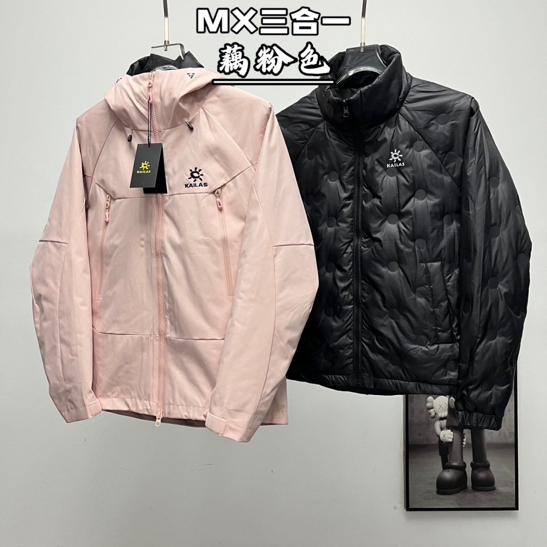 正品级💰680 （下单备注颜色和码数！）凯乐石三合一羽绒冲锋衣【可拆卸羽绒内胆单穿】

Kailas丨凯乐石Mont-X三合一冲锋衣羽绒服

色卡：绒蒿粉、冰壶绿、藕粉、冰川蓝、矿石黑

凯乐石KAILAS  MONT-X 运动户外硬壳专业暴雨级  防水防风耐磨防雨三合一羽绒冲锋衣
设计理念:
中国硬壳，中国山地色，每座山都有自己的脾气性格每个色彩都有自己的力量，随昼夜更替，色彩在雪山之巅绽放出令人惊叹的生命力与美感，吸引登山者去探寻相遇那一抹难忘的色彩。

面料+特点:
      ✅  GORE TEX 3L面料，应对多变气候带来的暴风雨雪考验，同时防风透气带来更好的穿着体验，防水、防风、透气、轻量、抗撕裂耐磨，透气5000＋
      ✅这款独特的外部，采用高密T800Gore-tex
记忆三合一白可特面料，全衣压胶工艺
      ✅弧形帽檐，更好的防风防雨不遮眼，可调节帽檐和下摆抽绳
      ✅全身多处刺绣全部采用日本进口顶尖田岛刺绣机
      ✅ 高开胸袋，背负时便捷存取，兼容攀登及安全带，背负时存取便捷，储物空间充足
      ✅高密科技型面布，防风，耐磨，强防水，配合三合一工艺使得面料更为挺阔有型了男女同款 版型偏修身 秋冬均无压
      ✅ 调节袖袢升级，更贴合强防护，增加魔术贴覆盖区域，单手操作更容易贴合
      ✅户外运动人体工学设计，提升运动表现
      ✅可拆卸防风雪裙，全面遮蔽风雪，满足滑雪等户外运动需求
      ✅ 可单手调节下摆，防风倒灌，下摆抽绳可单手轻松调节，内置可拆卸泡棉，防止穿着安全带时向上滑移
      ✅高开大容量插手胸袋，兼容攀登及安全带，背负状态也能轻松
      ✅腋下专业通风拉链透汽系统，双向开合，迅速通风散热，及时恢复干爽舒适，避免反复卸包和穿脱，
      ✅360°三维风帽，帽随脸动可兼容，连帽设计可调抽绳，保暖兼容
      ✅适合亚洲人群

功能＋版型
      ✅风格：机车风、滑雪户外
      ✅版型：宽松版型

工艺:
这款采用  GORE TEX 3L面料，内里拼接全压胶工艺，高密三合一科技型面料，全衣共计16个小细节和非常专业的户外设计，这是一款好看到爆炸的，非常个性艳丽的四个颜色，让你感受到与众不同，这款冲的意义有着自己的审美和独到的设计，在户外行业也是相当专业，堪称中国最牛的的硬壳

Size：S-3XL