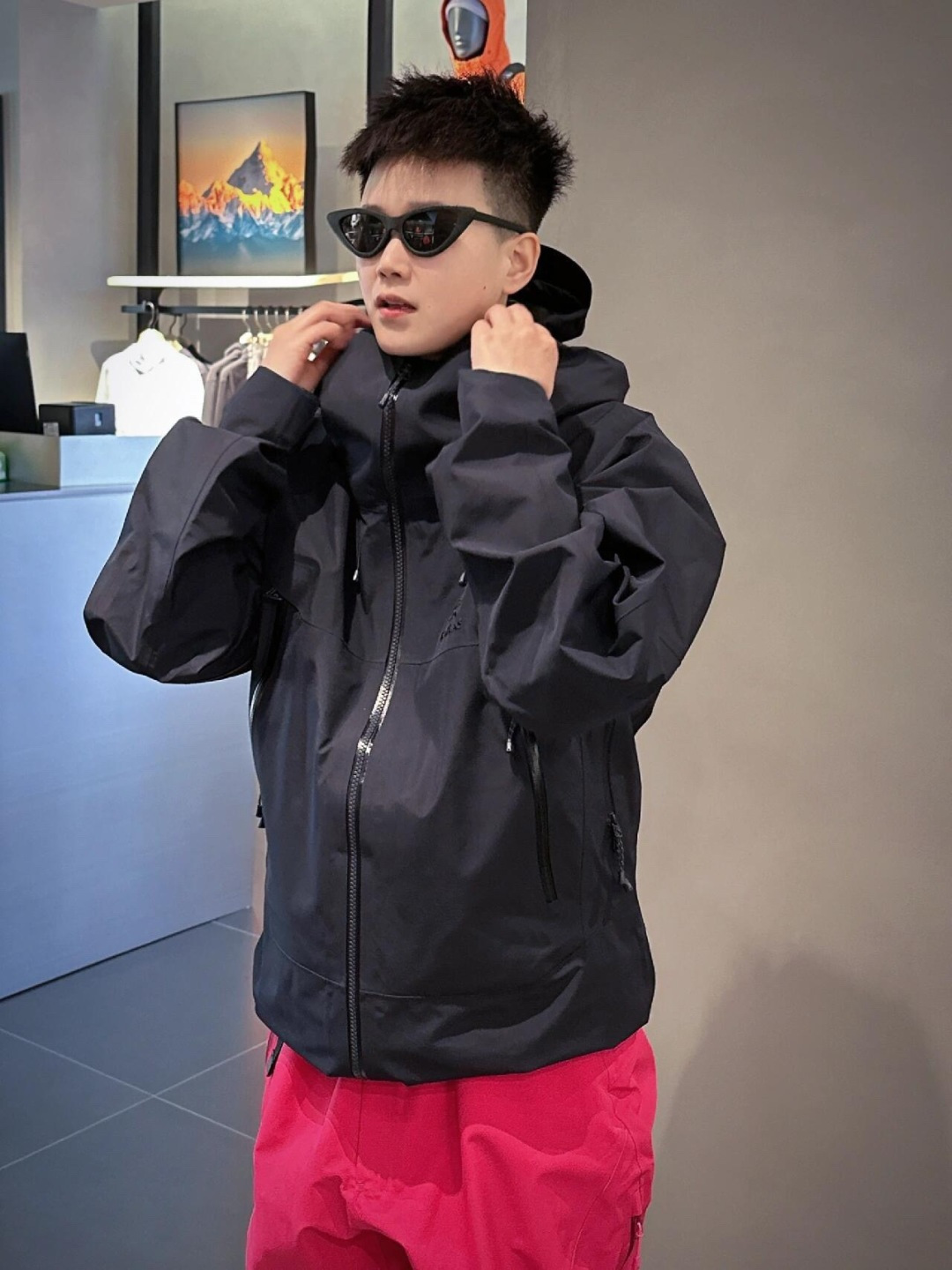 正品级💰560 凯乐石montx原厂代工直批 【尺码表】

色卡：玄夜紫、绒蒿粉、氧化橙、缅茨姆绿、冰壶绿、岩石灰、矿石黑

凯乐石KAILAS  MONT-X 运动户外硬壳专业暴雨级  防水防风耐磨防雨 男女同款
码数：xs-xxl
设计理念:
中国硬壳，中国山地色，每座山都有自己的脾气性格每个色彩都有自己的力量，随昼夜更替，色彩在雪山之巅绽放出令人惊叹的生命力与美感，吸引登山者去探寻相遇那一抹难忘的色彩。

面料+特点:
      ✅  GORE TEX 3L面料，应对多变气候带来的暴风雨雪考验，同时防风透气带来更好的穿着体验，防水、防风、透气、轻量、抗撕裂耐磨，透气5000＋
      ✅这款独特的外部，采用高密T800Gore-tex
记忆三合一白可特面料，全衣压胶工艺
      ✅弧形帽檐，更好的防风防雨不遮眼，可调节帽檐和下摆抽绳
      ✅全身多处刺绣全部采用日本进口顶尖田岛刺绣机
      ✅ 高开胸袋，背负时便捷存取，兼容攀登及安全带，背负时存取便捷，储物空间充足
      ✅高密科技型面布，防风，耐磨，强防水，配合三合一工艺使得面料更为挺阔有型了男女同款 版型偏修身 秋冬均无压
      ✅ 调节袖袢升级，更贴合强防护，增加魔术贴覆盖区域，单手操作更容易贴合
      ✅户外运动人体工学设计，提升运动表现
      ✅可拆卸防风雪裙，全面遮蔽风雪，满足滑雪等户外运动需求
      ✅ 可单手调节下摆，防风倒灌，下摆抽绳可单手轻松调节，内置可拆卸泡棉，防止穿着安全带时向上滑移
      ✅高开大容量插手胸袋，兼容攀登及安全带，背负状态也能轻松
      ✅腋下专业通风拉链透汽系统，双向开合，迅速通风散热，及时恢复干爽舒适，避免反复卸包和穿脱，
      ✅360°三维风帽，帽随脸动可兼容，连帽设计可调抽绳，保暖兼容
      ✅适合亚洲人群

功能＋版型
      ✅风格：机车风、滑雪户外
      ✅版型：宽松版型

工艺:
这款采用  GORE TEX 3L面料，内里拼接全压胶工艺，高密三合一科技型面料，全衣共计16个小细节和非常专业的户外设计，这是一款好看到爆炸的，非常个性艳丽的四个颜色，让你感受到与众不同，这款冲的意义有着自己的审美和独到的设计，在户外行业也是相当专业，堪称中国最牛的的硬壳