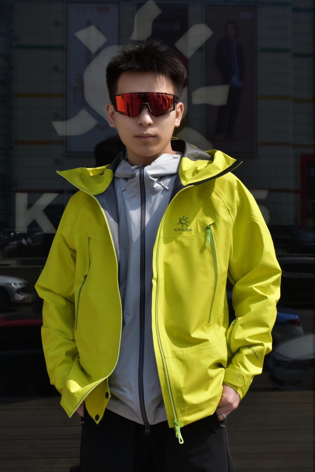 正品级💰560 凯乐石montx原厂代工直批 【尺码表】

色卡：玄夜紫、绒蒿粉、氧化橙、缅茨姆绿、冰壶绿、岩石灰、矿石黑

凯乐石KAILAS  MONT-X 运动户外硬壳专业暴雨级  防水防风耐磨防雨 男女同款
码数：xs-xxl
设计理念:
中国硬壳，中国山地色，每座山都有自己的脾气性格每个色彩都有自己的力量，随昼夜更替，色彩在雪山之巅绽放出令人惊叹的生命力与美感，吸引登山者去探寻相遇那一抹难忘的色彩。

面料+特点:
      ✅  GORE TEX 3L面料，应对多变气候带来的暴风雨雪考验，同时防风透气带来更好的穿着体验，防水、防风、透气、轻量、抗撕裂耐磨，透气5000＋
      ✅这款独特的外部，采用高密T800Gore-tex
记忆三合一白可特面料，全衣压胶工艺
      ✅弧形帽檐，更好的防风防雨不遮眼，可调节帽檐和下摆抽绳
      ✅全身多处刺绣全部采用日本进口顶尖田岛刺绣机
      ✅ 高开胸袋，背负时便捷存取，兼容攀登及安全带，背负时存取便捷，储物空间充足
      ✅高密科技型面布，防风，耐磨，强防水，配合三合一工艺使得面料更为挺阔有型了男女同款 版型偏修身 秋冬均无压
      ✅ 调节袖袢升级，更贴合强防护，增加魔术贴覆盖区域，单手操作更容易贴合
      ✅户外运动人体工学设计，提升运动表现
      ✅可拆卸防风雪裙，全面遮蔽风雪，满足滑雪等户外运动需求
      ✅ 可单手调节下摆，防风倒灌，下摆抽绳可单手轻松调节，内置可拆卸泡棉，防止穿着安全带时向上滑移
      ✅高开大容量插手胸袋，兼容攀登及安全带，背负状态也能轻松
      ✅腋下专业通风拉链透汽系统，双向开合，迅速通风散热，及时恢复干爽舒适，避免反复卸包和穿脱，
      ✅360°三维风帽，帽随脸动可兼容，连帽设计可调抽绳，保暖兼容
      ✅适合亚洲人群

功能＋版型
      ✅风格：机车风、滑雪户外
      ✅版型：宽松版型

工艺:
这款采用  GORE TEX 3L面料，内里拼接全压胶工艺，高密三合一科技型面料，全衣共计16个小细节和非常专业的户外设计，这是一款好看到爆炸的，非常个性艳丽的四个颜色，让你感受到与众不同，这款冲的意义有着自己的审美和独到的设计，在户外行业也是相当专业，堪称中国最牛的的硬壳