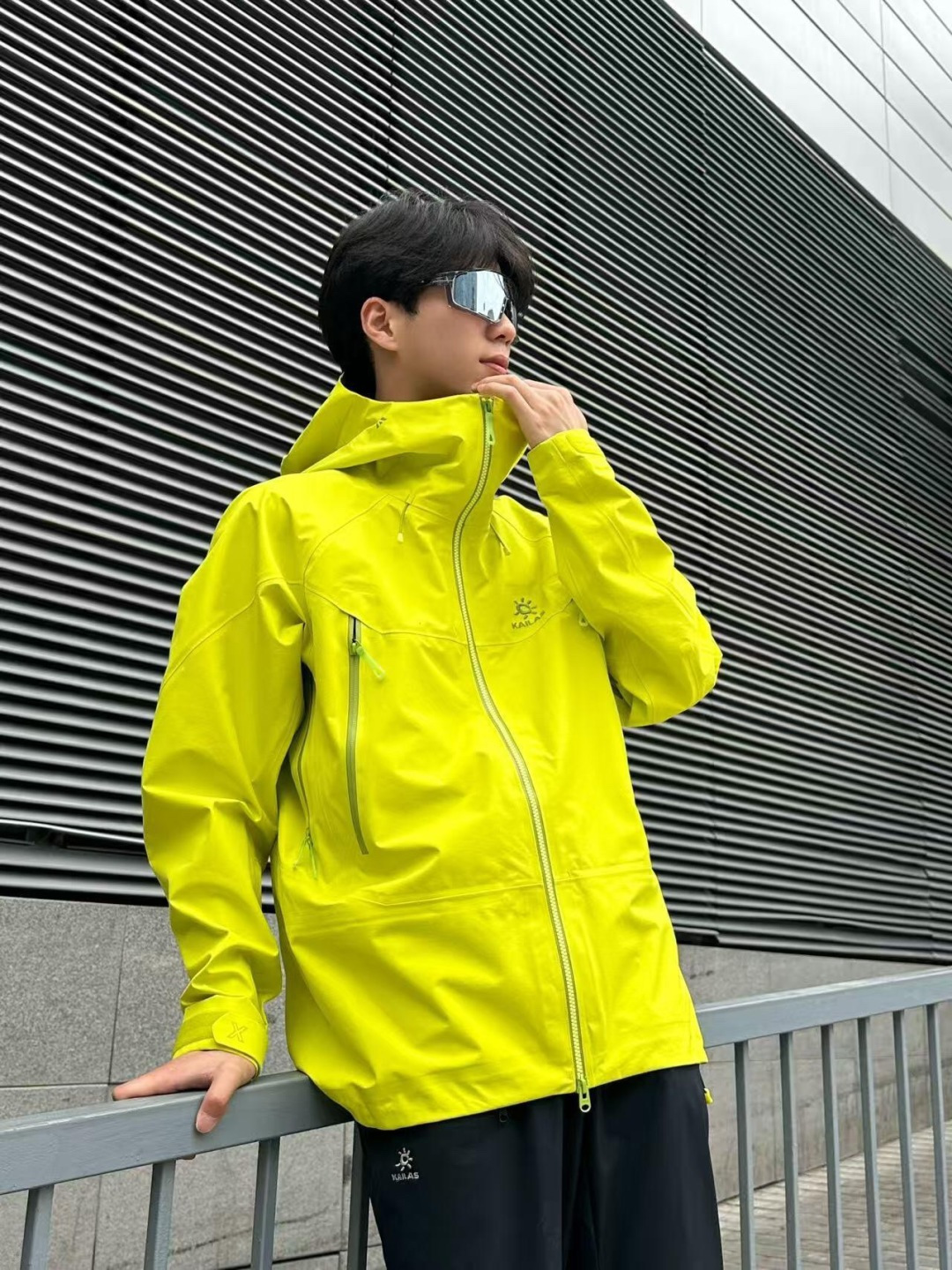 正品级💰560 凯乐石montx原厂代工直批 【尺码表】

色卡：玄夜紫、绒蒿粉、氧化橙、缅茨姆绿、冰壶绿、岩石灰、矿石黑

凯乐石KAILAS  MONT-X 运动户外硬壳专业暴雨级  防水防风耐磨防雨 男女同款
码数：xs-xxl
设计理念:
中国硬壳，中国山地色，每座山都有自己的脾气性格每个色彩都有自己的力量，随昼夜更替，色彩在雪山之巅绽放出令人惊叹的生命力与美感，吸引登山者去探寻相遇那一抹难忘的色彩。

面料+特点:
      ✅  GORE TEX 3L面料，应对多变气候带来的暴风雨雪考验，同时防风透气带来更好的穿着体验，防水、防风、透气、轻量、抗撕裂耐磨，透气5000＋
      ✅这款独特的外部，采用高密T800Gore-tex
记忆三合一白可特面料，全衣压胶工艺
      ✅弧形帽檐，更好的防风防雨不遮眼，可调节帽檐和下摆抽绳
      ✅全身多处刺绣全部采用日本进口顶尖田岛刺绣机
      ✅ 高开胸袋，背负时便捷存取，兼容攀登及安全带，背负时存取便捷，储物空间充足
      ✅高密科技型面布，防风，耐磨，强防水，配合三合一工艺使得面料更为挺阔有型了男女同款 版型偏修身 秋冬均无压
      ✅ 调节袖袢升级，更贴合强防护，增加魔术贴覆盖区域，单手操作更容易贴合
      ✅户外运动人体工学设计，提升运动表现
      ✅可拆卸防风雪裙，全面遮蔽风雪，满足滑雪等户外运动需求
      ✅ 可单手调节下摆，防风倒灌，下摆抽绳可单手轻松调节，内置可拆卸泡棉，防止穿着安全带时向上滑移
      ✅高开大容量插手胸袋，兼容攀登及安全带，背负状态也能轻松
      ✅腋下专业通风拉链透汽系统，双向开合，迅速通风散热，及时恢复干爽舒适，避免反复卸包和穿脱，
      ✅360°三维风帽，帽随脸动可兼容，连帽设计可调抽绳，保暖兼容
      ✅适合亚洲人群

功能＋版型
      ✅风格：机车风、滑雪户外
      ✅版型：宽松版型

工艺:
这款采用  GORE TEX 3L面料，内里拼接全压胶工艺，高密三合一科技型面料，全衣共计16个小细节和非常专业的户外设计，这是一款好看到爆炸的，非常个性艳丽的四个颜色，让你感受到与众不同，这款冲的意义有着自己的审美和独到的设计，在户外行业也是相当专业，堪称中国最牛的的硬壳