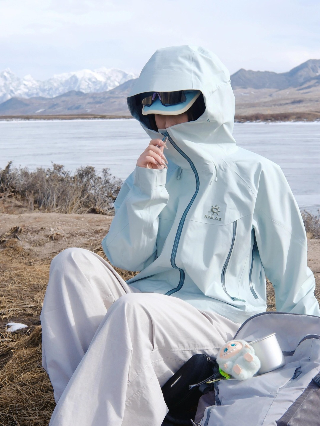 正品级💰560 凯乐石montx原厂代工直批 【尺码表】

色卡：玄夜紫、绒蒿粉、氧化橙、缅茨姆绿、冰壶绿、岩石灰、矿石黑

凯乐石KAILAS  MONT-X 运动户外硬壳专业暴雨级  防水防风耐磨防雨 男女同款
码数：xs-xxl
设计理念:
中国硬壳，中国山地色，每座山都有自己的脾气性格每个色彩都有自己的力量，随昼夜更替，色彩在雪山之巅绽放出令人惊叹的生命力与美感，吸引登山者去探寻相遇那一抹难忘的色彩。

面料+特点:
      ✅  GORE TEX 3L面料，应对多变气候带来的暴风雨雪考验，同时防风透气带来更好的穿着体验，防水、防风、透气、轻量、抗撕裂耐磨，透气5000＋
      ✅这款独特的外部，采用高密T800Gore-tex
记忆三合一白可特面料，全衣压胶工艺
      ✅弧形帽檐，更好的防风防雨不遮眼，可调节帽檐和下摆抽绳
      ✅全身多处刺绣全部采用日本进口顶尖田岛刺绣机
      ✅ 高开胸袋，背负时便捷存取，兼容攀登及安全带，背负时存取便捷，储物空间充足
      ✅高密科技型面布，防风，耐磨，强防水，配合三合一工艺使得面料更为挺阔有型了男女同款 版型偏修身 秋冬均无压
      ✅ 调节袖袢升级，更贴合强防护，增加魔术贴覆盖区域，单手操作更容易贴合
      ✅户外运动人体工学设计，提升运动表现
      ✅可拆卸防风雪裙，全面遮蔽风雪，满足滑雪等户外运动需求
      ✅ 可单手调节下摆，防风倒灌，下摆抽绳可单手轻松调节，内置可拆卸泡棉，防止穿着安全带时向上滑移
      ✅高开大容量插手胸袋，兼容攀登及安全带，背负状态也能轻松
      ✅腋下专业通风拉链透汽系统，双向开合，迅速通风散热，及时恢复干爽舒适，避免反复卸包和穿脱，
      ✅360°三维风帽，帽随脸动可兼容，连帽设计可调抽绳，保暖兼容
      ✅适合亚洲人群

功能＋版型
      ✅风格：机车风、滑雪户外
      ✅版型：宽松版型

工艺:
这款采用  GORE TEX 3L面料，内里拼接全压胶工艺，高密三合一科技型面料，全衣共计16个小细节和非常专业的户外设计，这是一款好看到爆炸的，非常个性艳丽的四个颜色，让你感受到与众不同，这款冲的意义有着自己的审美和独到的设计，在户外行业也是相当专业，堪称中国最牛的的硬壳