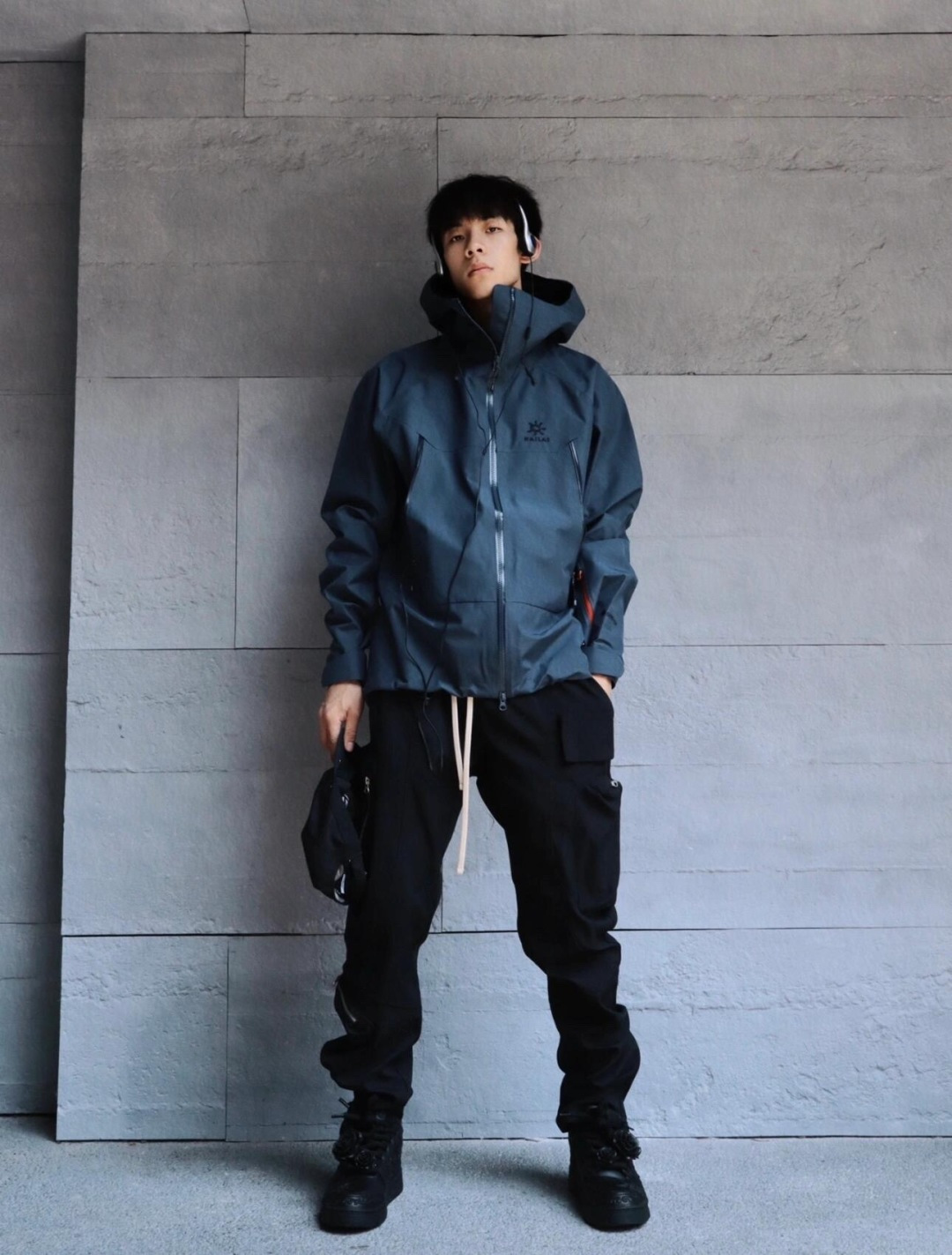 正品级💰560 凯乐石montx原厂代工直批 【尺码表】

色卡：玄夜紫、绒蒿粉、氧化橙、缅茨姆绿、冰壶绿、岩石灰、矿石黑

凯乐石KAILAS  MONT-X 运动户外硬壳专业暴雨级  防水防风耐磨防雨 男女同款
码数：xs-xxl
设计理念:
中国硬壳，中国山地色，每座山都有自己的脾气性格每个色彩都有自己的力量，随昼夜更替，色彩在雪山之巅绽放出令人惊叹的生命力与美感，吸引登山者去探寻相遇那一抹难忘的色彩。

面料+特点:
      ✅  GORE TEX 3L面料，应对多变气候带来的暴风雨雪考验，同时防风透气带来更好的穿着体验，防水、防风、透气、轻量、抗撕裂耐磨，透气5000＋
      ✅这款独特的外部，采用高密T800Gore-tex
记忆三合一白可特面料，全衣压胶工艺
      ✅弧形帽檐，更好的防风防雨不遮眼，可调节帽檐和下摆抽绳
      ✅全身多处刺绣全部采用日本进口顶尖田岛刺绣机
      ✅ 高开胸袋，背负时便捷存取，兼容攀登及安全带，背负时存取便捷，储物空间充足
      ✅高密科技型面布，防风，耐磨，强防水，配合三合一工艺使得面料更为挺阔有型了男女同款 版型偏修身 秋冬均无压
      ✅ 调节袖袢升级，更贴合强防护，增加魔术贴覆盖区域，单手操作更容易贴合
      ✅户外运动人体工学设计，提升运动表现
      ✅可拆卸防风雪裙，全面遮蔽风雪，满足滑雪等户外运动需求
      ✅ 可单手调节下摆，防风倒灌，下摆抽绳可单手轻松调节，内置可拆卸泡棉，防止穿着安全带时向上滑移
      ✅高开大容量插手胸袋，兼容攀登及安全带，背负状态也能轻松
      ✅腋下专业通风拉链透汽系统，双向开合，迅速通风散热，及时恢复干爽舒适，避免反复卸包和穿脱，
      ✅360°三维风帽，帽随脸动可兼容，连帽设计可调抽绳，保暖兼容
      ✅适合亚洲人群

功能＋版型
      ✅风格：机车风、滑雪户外
      ✅版型：宽松版型

工艺:
这款采用  GORE TEX 3L面料，内里拼接全压胶工艺，高密三合一科技型面料，全衣共计16个小细节和非常专业的户外设计，这是一款好看到爆炸的，非常个性艳丽的四个颜色，让你感受到与众不同，这款冲的意义有着自己的审美和独到的设计，在户外行业也是相当专业，堪称中国最牛的的硬壳