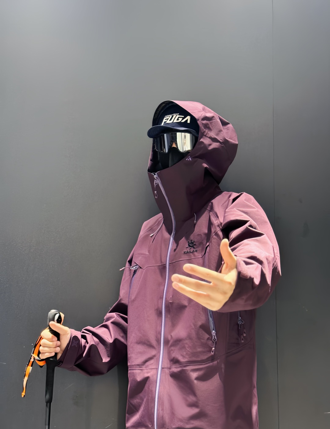 正品级💰560 凯乐石montx原厂代工直批 【尺码表】

色卡：玄夜紫、绒蒿粉、氧化橙、缅茨姆绿、冰壶绿、岩石灰、矿石黑

凯乐石KAILAS  MONT-X 运动户外硬壳专业暴雨级  防水防风耐磨防雨 男女同款
码数：xs-xxl
设计理念:
中国硬壳，中国山地色，每座山都有自己的脾气性格每个色彩都有自己的力量，随昼夜更替，色彩在雪山之巅绽放出令人惊叹的生命力与美感，吸引登山者去探寻相遇那一抹难忘的色彩。

面料+特点:
      ✅  GORE TEX 3L面料，应对多变气候带来的暴风雨雪考验，同时防风透气带来更好的穿着体验，防水、防风、透气、轻量、抗撕裂耐磨，透气5000＋
      ✅这款独特的外部，采用高密T800Gore-tex
记忆三合一白可特面料，全衣压胶工艺
      ✅弧形帽檐，更好的防风防雨不遮眼，可调节帽檐和下摆抽绳
      ✅全身多处刺绣全部采用日本进口顶尖田岛刺绣机
      ✅ 高开胸袋，背负时便捷存取，兼容攀登及安全带，背负时存取便捷，储物空间充足
      ✅高密科技型面布，防风，耐磨，强防水，配合三合一工艺使得面料更为挺阔有型了男女同款 版型偏修身 秋冬均无压
      ✅ 调节袖袢升级，更贴合强防护，增加魔术贴覆盖区域，单手操作更容易贴合
      ✅户外运动人体工学设计，提升运动表现
      ✅可拆卸防风雪裙，全面遮蔽风雪，满足滑雪等户外运动需求
      ✅ 可单手调节下摆，防风倒灌，下摆抽绳可单手轻松调节，内置可拆卸泡棉，防止穿着安全带时向上滑移
      ✅高开大容量插手胸袋，兼容攀登及安全带，背负状态也能轻松
      ✅腋下专业通风拉链透汽系统，双向开合，迅速通风散热，及时恢复干爽舒适，避免反复卸包和穿脱，
      ✅360°三维风帽，帽随脸动可兼容，连帽设计可调抽绳，保暖兼容
      ✅适合亚洲人群

功能＋版型
      ✅风格：机车风、滑雪户外
      ✅版型：宽松版型

工艺:
这款采用  GORE TEX 3L面料，内里拼接全压胶工艺，高密三合一科技型面料，全衣共计16个小细节和非常专业的户外设计，这是一款好看到爆炸的，非常个性艳丽的四个颜色，让你感受到与众不同，这款冲的意义有着自己的审美和独到的设计，在户外行业也是相当专业，堪称中国最牛的的硬壳