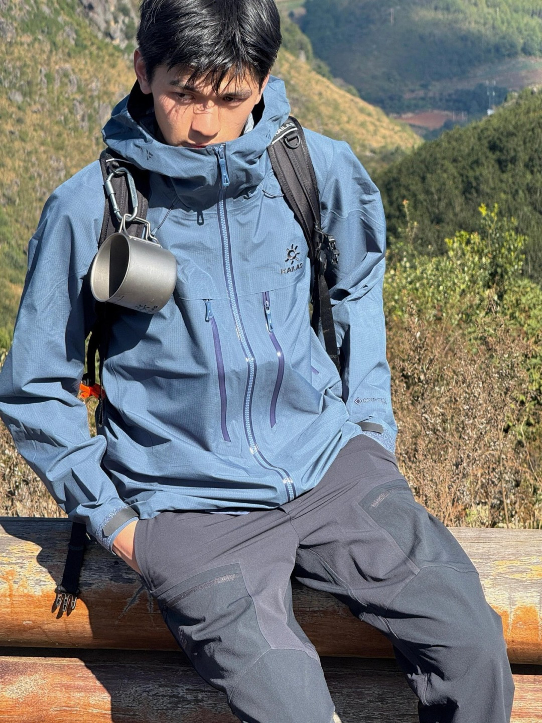 正品级💰550 凯乐石pro工厂直发25年新款【专供私域外贸实体】

颜色：旷凝紫、冰壶绿、岩石灰、矿石黑、青蔓绿、矢车菊蓝、军舰绿

     凯乐石KAILAS  MONT X-PRO 运动户外GORE-TEX PRO 3L防风防水轻量登山全天候 硬壳冲锋衣 男女同款
凯乐石mont-x  pro以更卓越的性能表现满足户外探险对防护性、轻量性和功能性的需求。经过精心升级的MONT X-PRO在具备更强防水性能的同时，进一步实现轻量化，搭载专业运动版型剪裁，显著提升运动的轻便性和灵活性，为高山运动提供全天候的保护和舒适穿着体验。

尺码：XS S M L XL XXL