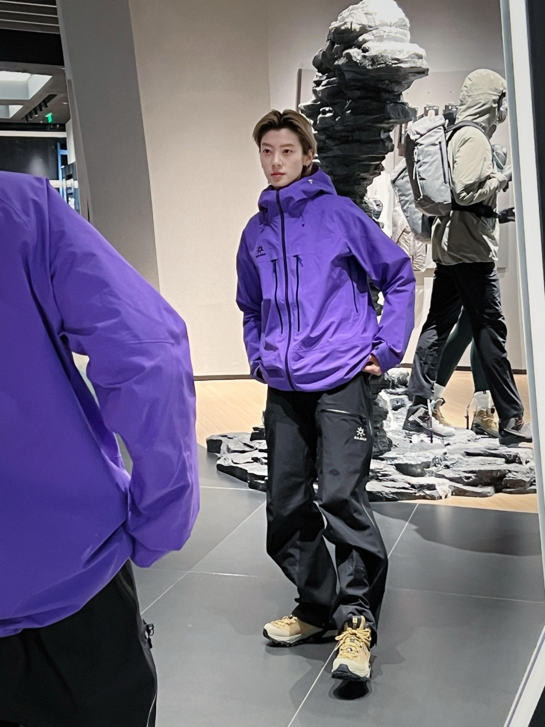 正品级💰550 凯乐石pro工厂直发25年新款【专供私域外贸实体】

颜色：旷凝紫、冰壶绿、岩石灰、矿石黑、青蔓绿、矢车菊蓝、军舰绿

     凯乐石KAILAS  MONT X-PRO 运动户外GORE-TEX PRO 3L防风防水轻量登山全天候 硬壳冲锋衣 男女同款
凯乐石mont-x  pro以更卓越的性能表现满足户外探险对防护性、轻量性和功能性的需求。经过精心升级的MONT X-PRO在具备更强防水性能的同时，进一步实现轻量化，搭载专业运动版型剪裁，显著提升运动的轻便性和灵活性，为高山运动提供全天候的保护和舒适穿着体验。

尺码：XS S M L XL XXL