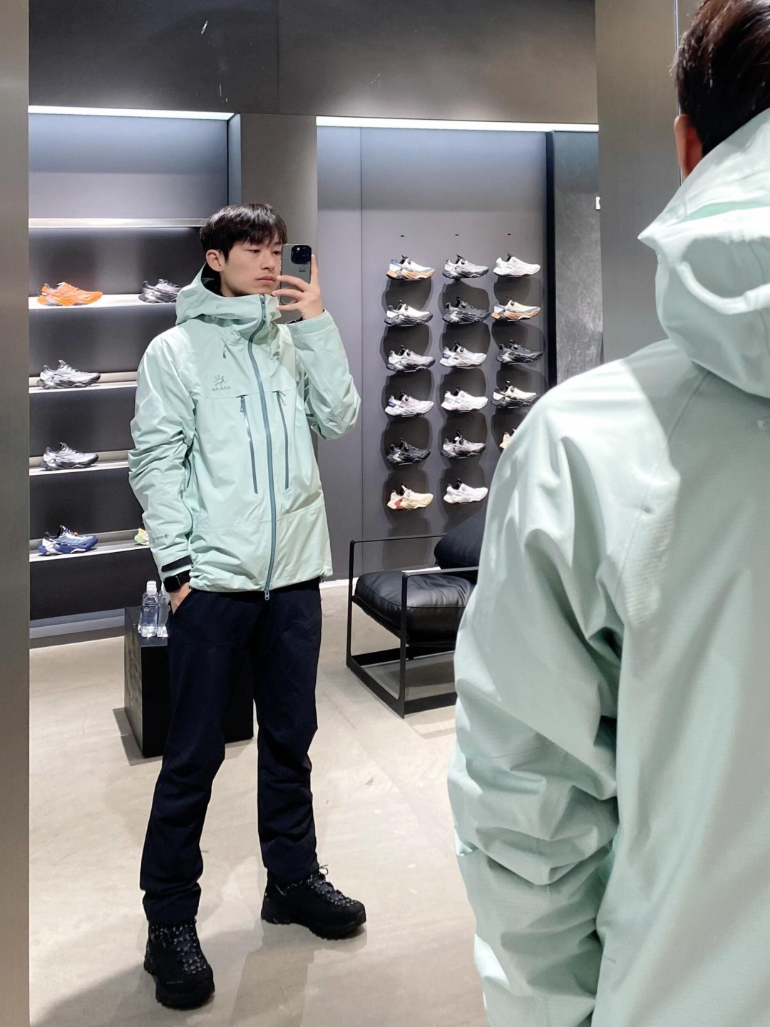 正品级💰550 凯乐石pro工厂直发25年新款【专供私域外贸实体】

颜色：旷凝紫、冰壶绿、岩石灰、矿石黑、青蔓绿、矢车菊蓝、军舰绿

     凯乐石KAILAS  MONT X-PRO 运动户外GORE-TEX PRO 3L防风防水轻量登山全天候 硬壳冲锋衣 男女同款
凯乐石mont-x  pro以更卓越的性能表现满足户外探险对防护性、轻量性和功能性的需求。经过精心升级的MONT X-PRO在具备更强防水性能的同时，进一步实现轻量化，搭载专业运动版型剪裁，显著提升运动的轻便性和灵活性，为高山运动提供全天候的保护和舒适穿着体验。

尺码：XS S M L XL XXL