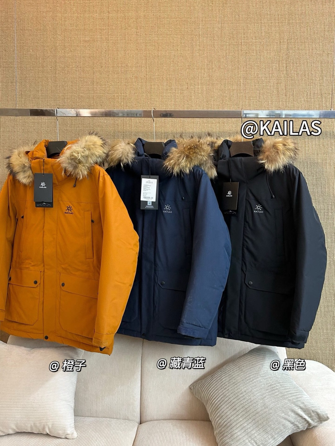 正品级💰680 凯乐石加厚工装大毛领羽绒服
【zg开模】【细节同步】
凯乐石KAILAS 毛领加厚工装防寒加绒防水羽绒服 冬季 

KAILAS 凯乐石 毛领加厚工装防寒加绒防水羽绒服  
性能硬核不失时尚的工装羽绒，可作为外层穿着，240G的高充绒量，使它足够应对外-25℃寒冷天气，面料能抵御刺骨风雪、小雨侵袭，源于高海拔攀登的极境防护系统，让寒风没有丝毫可乘之机。帽子可拆，满足徒步以外的各种场景需求。
抵御风雪
高山级防风雪面料，应对多变天气 GOOSE	240g高充绒	高效保暖，锁住更多热量16 17
全方位防风A0 

颜色：黑色，姜黄色，藏青色

SIZE:S-XXL