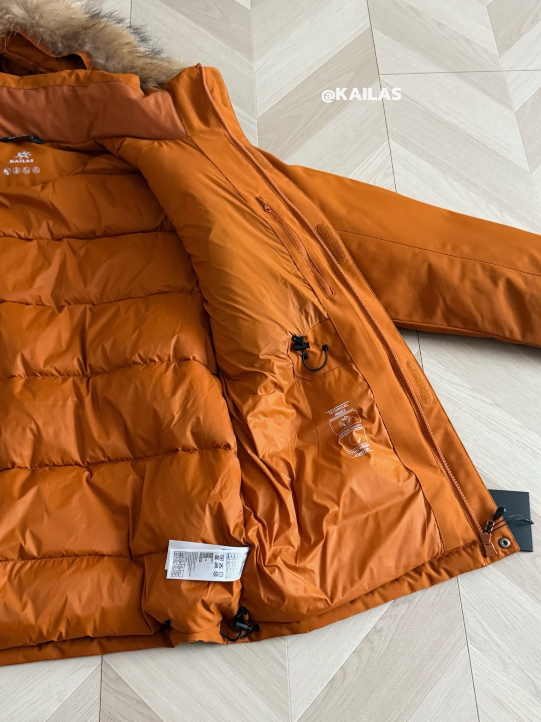 正品级💰680 凯乐石加厚工装大毛领羽绒服
【zg开模】【细节同步】
凯乐石KAILAS 毛领加厚工装防寒加绒防水羽绒服 冬季 

KAILAS 凯乐石 毛领加厚工装防寒加绒防水羽绒服  
性能硬核不失时尚的工装羽绒，可作为外层穿着，240G的高充绒量，使它足够应对外-25℃寒冷天气，面料能抵御刺骨风雪、小雨侵袭，源于高海拔攀登的极境防护系统，让寒风没有丝毫可乘之机。帽子可拆，满足徒步以外的各种场景需求。
抵御风雪
高山级防风雪面料，应对多变天气 GOOSE	240g高充绒	高效保暖，锁住更多热量16 17
全方位防风A0 

颜色：黑色，姜黄色，藏青色

SIZE:S-XXL