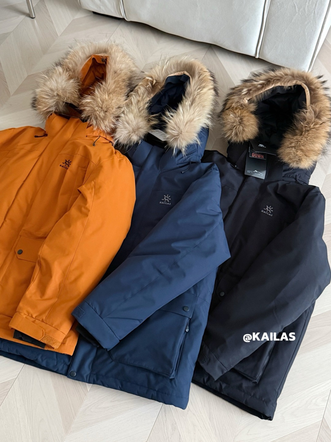 正品级💰680 凯乐石加厚工装大毛领羽绒服
【zg开模】【细节同步】
凯乐石KAILAS 毛领加厚工装防寒加绒防水羽绒服 冬季 

KAILAS 凯乐石 毛领加厚工装防寒加绒防水羽绒服  
性能硬核不失时尚的工装羽绒，可作为外层穿着，240G的高充绒量，使它足够应对外-25℃寒冷天气，面料能抵御刺骨风雪、小雨侵袭，源于高海拔攀登的极境防护系统，让寒风没有丝毫可乘之机。帽子可拆，满足徒步以外的各种场景需求。
抵御风雪
高山级防风雪面料，应对多变天气 GOOSE	240g高充绒	高效保暖，锁住更多热量16 17
全方位防风A0 

颜色：黑色，姜黄色，藏青色

SIZE:S-XXL