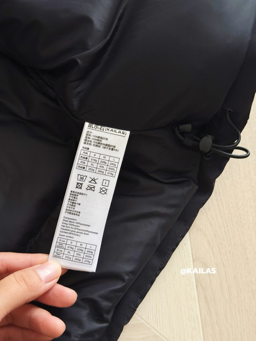 正品级💰680 凯乐石加厚工装大毛领羽绒服
【zg开模】【细节同步】
凯乐石KAILAS 毛领加厚工装防寒加绒防水羽绒服 冬季 

KAILAS 凯乐石 毛领加厚工装防寒加绒防水羽绒服  
性能硬核不失时尚的工装羽绒，可作为外层穿着，240G的高充绒量，使它足够应对外-25℃寒冷天气，面料能抵御刺骨风雪、小雨侵袭，源于高海拔攀登的极境防护系统，让寒风没有丝毫可乘之机。帽子可拆，满足徒步以外的各种场景需求。
抵御风雪
高山级防风雪面料，应对多变天气 GOOSE	240g高充绒	高效保暖，锁住更多热量16 17
全方位防风A0 

颜色：黑色，姜黄色，藏青色

SIZE:S-XXL