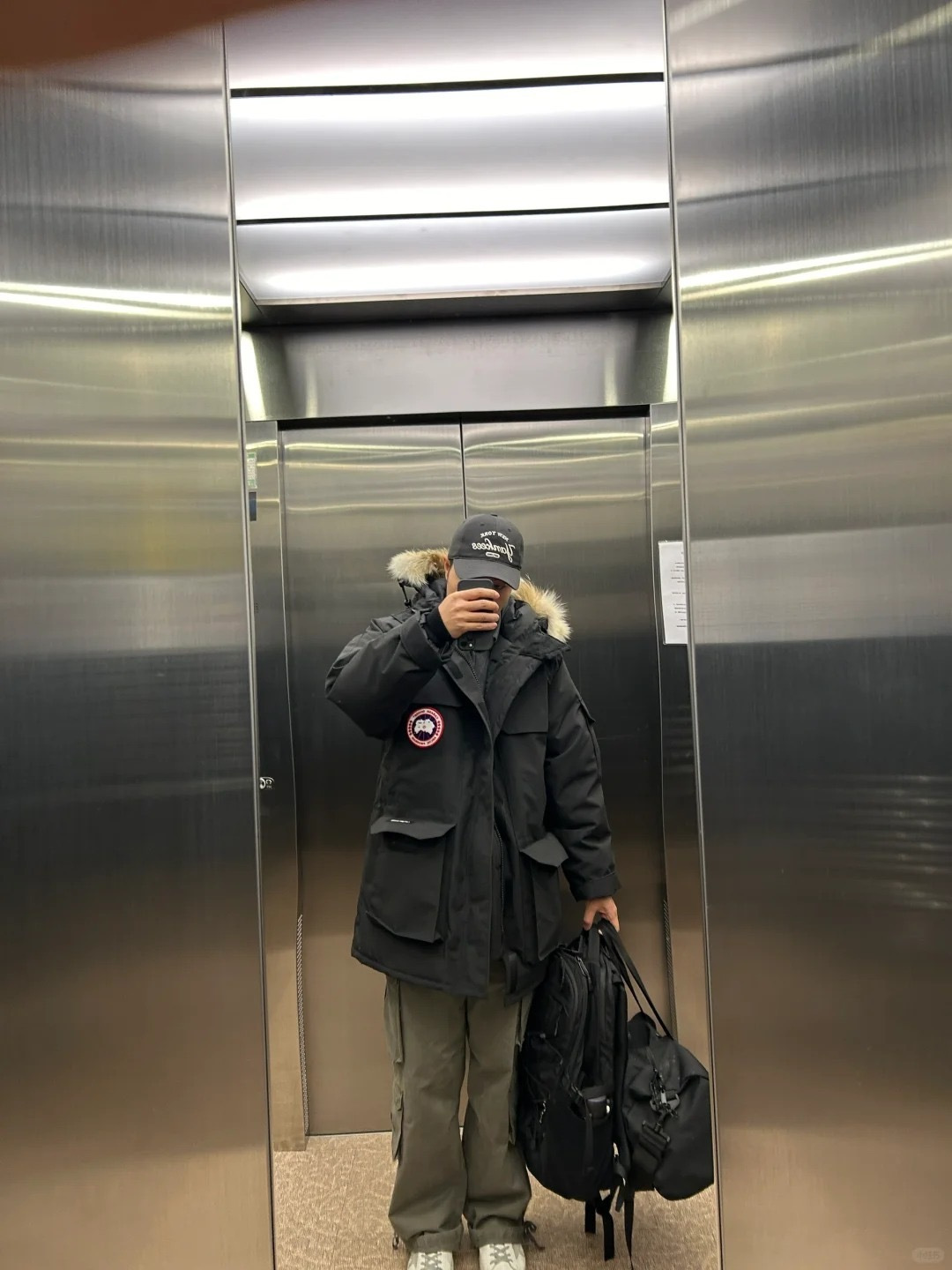 正品级💰680 （下单备注颜色和码数！）𝗖𝗔𝗡𝗔𝗗𝗔 𝗚𝗢𝗢𝗦𝗘 / 加拿大鹅 08款 Expedition 派克大衣 4660M#男女款！

Expedition最初是为南极洲麦克默多科考站的科学家而设计的一款派克大衣。无论您下一段旅程是通往冰冻的城市丛林还是穿越人迹罕至的冰原，穿上Canada Goose的Expedition派克大衣,便可获得经过极地研究中心国家科学基金会在南极年复一年久经验证的。

材料清单：
1⃣采用台湾进口Y字型魔术贴 （市场独家）
2⃣ 采用韩国进口18支涤棉混纺面料（正品同步面料）
3⃣ 新国标80%广检白鸭绒，（zp采用80%白鸭绒/凡吹嘘90%都假）
4⃣ 加拿大西部郊狼毛（非市场染色狐狸毛充狼毛）

材料解析特性：
1⃣ 原版/涤棉面料的涤纤维含量高,涤棉面料的耐热耐光性高,稳定性好。颜色鲜艳、纤维强度高、经久耐用、耐光、耐热、挺拔。
2⃣ 众所周知原版采用80%白鸭绒，蓬松度指的是在一定条件下每一盎司（30克）羽绒所占体积立方英寸的数值。如一盎司的羽绒所占的空间为500立方英寸则称该羽绒的蓬松度为500。所以我们可以简单的理解为：蓬松度就是羽绒的体积，羽绒的体积就是蓬松度。羽绒的蓬松度越高，说明在同样充绒量下的羽绒可以固定更大体积的空气层来保温和隔热，所以羽绒的保暖性越好。
3⃣ 加拿大西部郊狼毛，“大范围精选脖子毛”柔软蓬松，每一条狼毛60-63长/毛峰15-16宽度，这个宽度+优选部位.同行业基本望尘莫及！
SIZE:ⅩS  S  M  L  ⅩL  ⅩⅩL