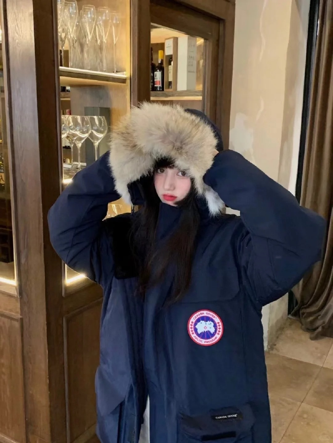 正品级💰680 （下单备注颜色和码数！）𝗖𝗔𝗡𝗔𝗗𝗔 𝗚𝗢𝗢𝗦𝗘 / 加拿大鹅 08款 Expedition 派克大衣 4660M#男女款！

Expedition最初是为南极洲麦克默多科考站的科学家而设计的一款派克大衣。无论您下一段旅程是通往冰冻的城市丛林还是穿越人迹罕至的冰原，穿上Canada Goose的Expedition派克大衣,便可获得经过极地研究中心国家科学基金会在南极年复一年久经验证的。

材料清单：
1⃣采用台湾进口Y字型魔术贴 （市场独家）
2⃣ 采用韩国进口18支涤棉混纺面料（正品同步面料）
3⃣ 新国标80%广检白鸭绒，（zp采用80%白鸭绒/凡吹嘘90%都假）
4⃣ 加拿大西部郊狼毛（非市场染色狐狸毛充狼毛）

材料解析特性：
1⃣ 原版/涤棉面料的涤纤维含量高,涤棉面料的耐热耐光性高,稳定性好。颜色鲜艳、纤维强度高、经久耐用、耐光、耐热、挺拔。
2⃣ 众所周知原版采用80%白鸭绒，蓬松度指的是在一定条件下每一盎司（30克）羽绒所占体积立方英寸的数值。如一盎司的羽绒所占的空间为500立方英寸则称该羽绒的蓬松度为500。所以我们可以简单的理解为：蓬松度就是羽绒的体积，羽绒的体积就是蓬松度。羽绒的蓬松度越高，说明在同样充绒量下的羽绒可以固定更大体积的空气层来保温和隔热，所以羽绒的保暖性越好。
3⃣ 加拿大西部郊狼毛，“大范围精选脖子毛”柔软蓬松，每一条狼毛60-63长/毛峰15-16宽度，这个宽度+优选部位.同行业基本望尘莫及！
SIZE:ⅩS  S  M  L  ⅩL  ⅩⅩL