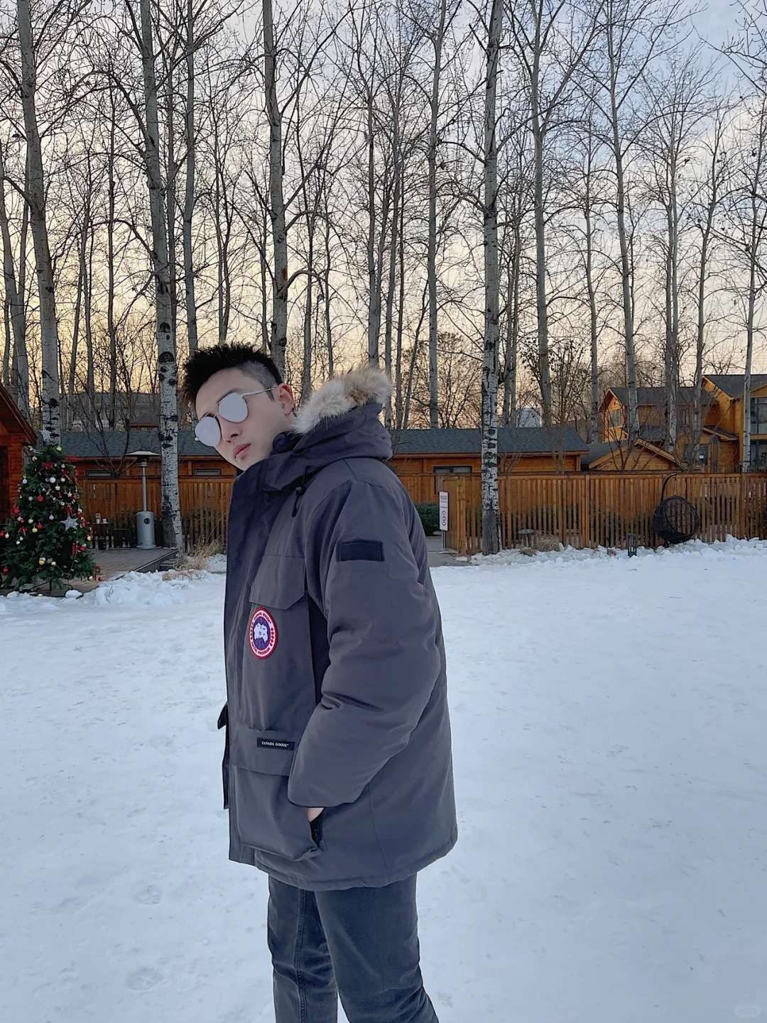 正品级💰680 （下单备注颜色和码数！）𝗖𝗔𝗡𝗔𝗗𝗔 𝗚𝗢𝗢𝗦𝗘 / 加拿大鹅 08款 Expedition 派克大衣 4660M#男女款！

Expedition最初是为南极洲麦克默多科考站的科学家而设计的一款派克大衣。无论您下一段旅程是通往冰冻的城市丛林还是穿越人迹罕至的冰原，穿上Canada Goose的Expedition派克大衣,便可获得经过极地研究中心国家科学基金会在南极年复一年久经验证的。

材料清单：
1⃣采用台湾进口Y字型魔术贴 （市场独家）
2⃣ 采用韩国进口18支涤棉混纺面料（正品同步面料）
3⃣ 新国标80%广检白鸭绒，（zp采用80%白鸭绒/凡吹嘘90%都假）
4⃣ 加拿大西部郊狼毛（非市场染色狐狸毛充狼毛）

材料解析特性：
1⃣ 原版/涤棉面料的涤纤维含量高,涤棉面料的耐热耐光性高,稳定性好。颜色鲜艳、纤维强度高、经久耐用、耐光、耐热、挺拔。
2⃣ 众所周知原版采用80%白鸭绒，蓬松度指的是在一定条件下每一盎司（30克）羽绒所占体积立方英寸的数值。如一盎司的羽绒所占的空间为500立方英寸则称该羽绒的蓬松度为500。所以我们可以简单的理解为：蓬松度就是羽绒的体积，羽绒的体积就是蓬松度。羽绒的蓬松度越高，说明在同样充绒量下的羽绒可以固定更大体积的空气层来保温和隔热，所以羽绒的保暖性越好。
3⃣ 加拿大西部郊狼毛，“大范围精选脖子毛”柔软蓬松，每一条狼毛60-63长/毛峰15-16宽度，这个宽度+优选部位.同行业基本望尘莫及！
SIZE:ⅩS  S  M  L  ⅩL  ⅩⅩL