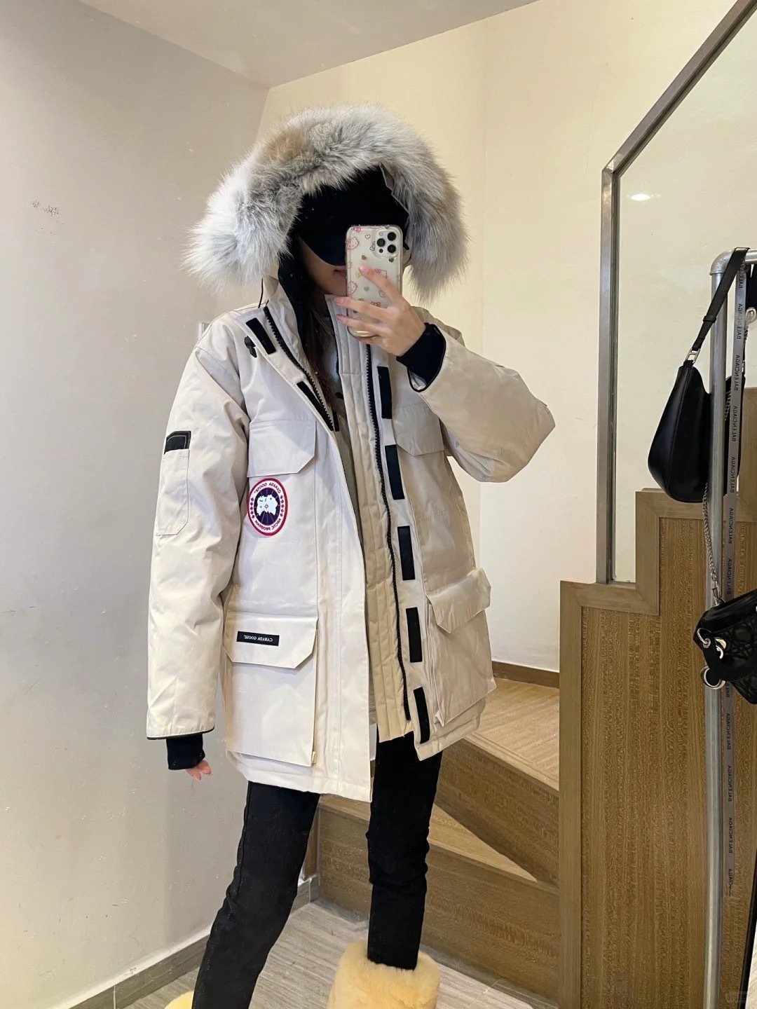 正品级💰680 （下单备注颜色和码数！）𝗖𝗔𝗡𝗔𝗗𝗔 𝗚𝗢𝗢𝗦𝗘 / 加拿大鹅 08款 Expedition 派克大衣 4660M#男女款！

Expedition最初是为南极洲麦克默多科考站的科学家而设计的一款派克大衣。无论您下一段旅程是通往冰冻的城市丛林还是穿越人迹罕至的冰原，穿上Canada Goose的Expedition派克大衣,便可获得经过极地研究中心国家科学基金会在南极年复一年久经验证的。

材料清单：
1⃣采用台湾进口Y字型魔术贴 （市场独家）
2⃣ 采用韩国进口18支涤棉混纺面料（正品同步面料）
3⃣ 新国标80%广检白鸭绒，（zp采用80%白鸭绒/凡吹嘘90%都假）
4⃣ 加拿大西部郊狼毛（非市场染色狐狸毛充狼毛）

材料解析特性：
1⃣ 原版/涤棉面料的涤纤维含量高,涤棉面料的耐热耐光性高,稳定性好。颜色鲜艳、纤维强度高、经久耐用、耐光、耐热、挺拔。
2⃣ 众所周知原版采用80%白鸭绒，蓬松度指的是在一定条件下每一盎司（30克）羽绒所占体积立方英寸的数值。如一盎司的羽绒所占的空间为500立方英寸则称该羽绒的蓬松度为500。所以我们可以简单的理解为：蓬松度就是羽绒的体积，羽绒的体积就是蓬松度。羽绒的蓬松度越高，说明在同样充绒量下的羽绒可以固定更大体积的空气层来保温和隔热，所以羽绒的保暖性越好。
3⃣ 加拿大西部郊狼毛，“大范围精选脖子毛”柔软蓬松，每一条狼毛60-63长/毛峰15-16宽度，这个宽度+优选部位.同行业基本望尘莫及！
SIZE:ⅩS  S  M  L  ⅩL  ⅩⅩL